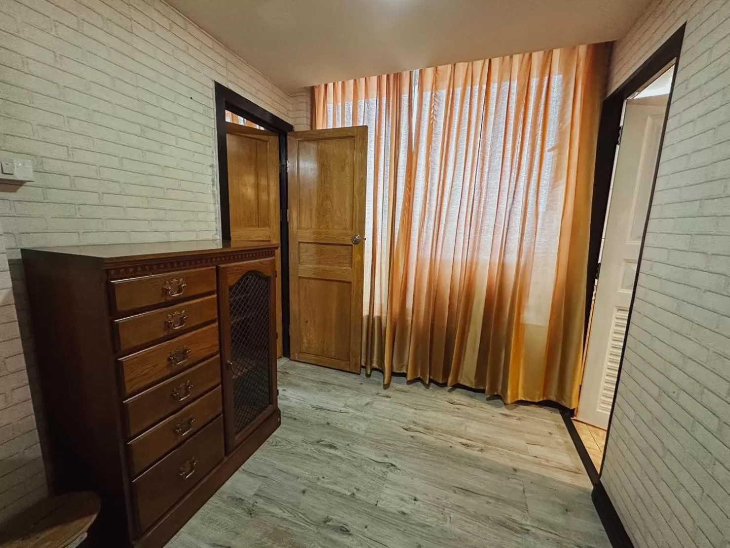 wardrobe in Hotel De Khuvieng