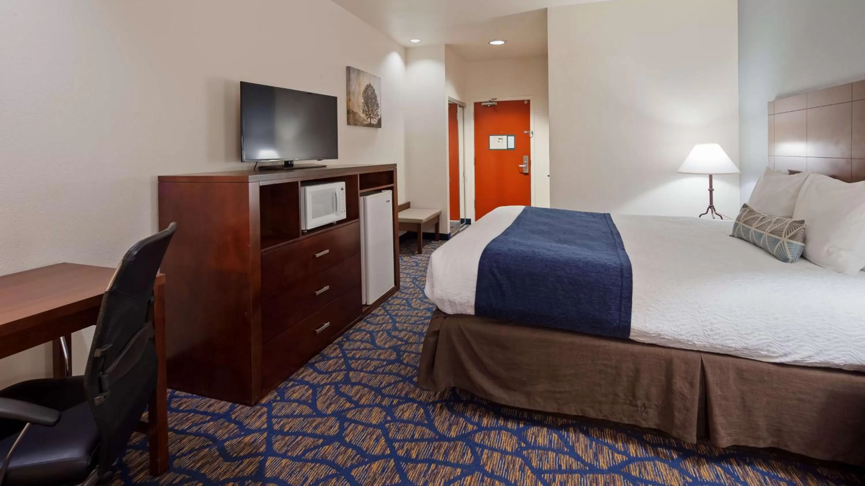 King Room with Roll In Shower - Disability Access/Non-Smoking in Best Western Plus Villa Del Lago Inn