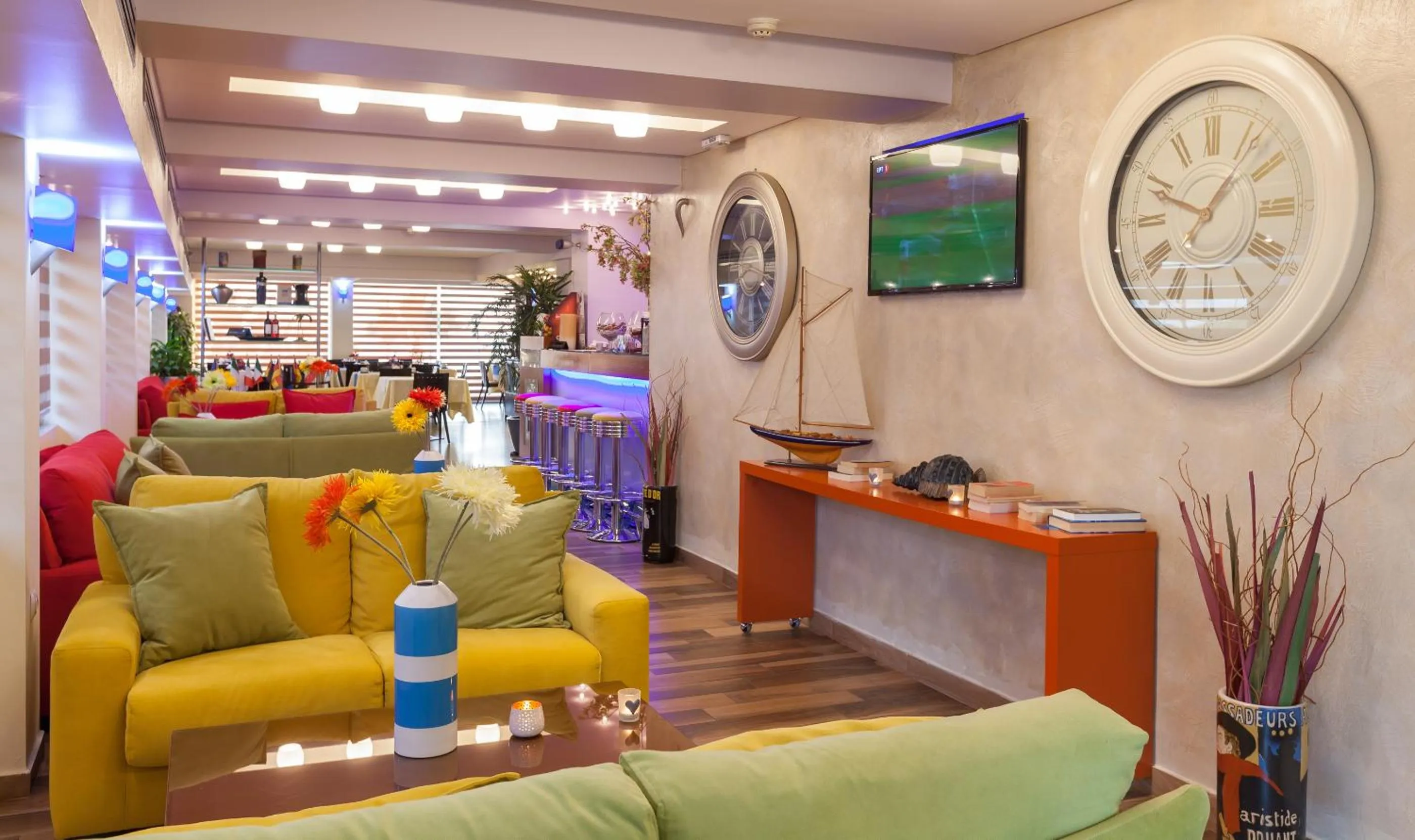 Communal lounge/ TV room in Tropical Hotel