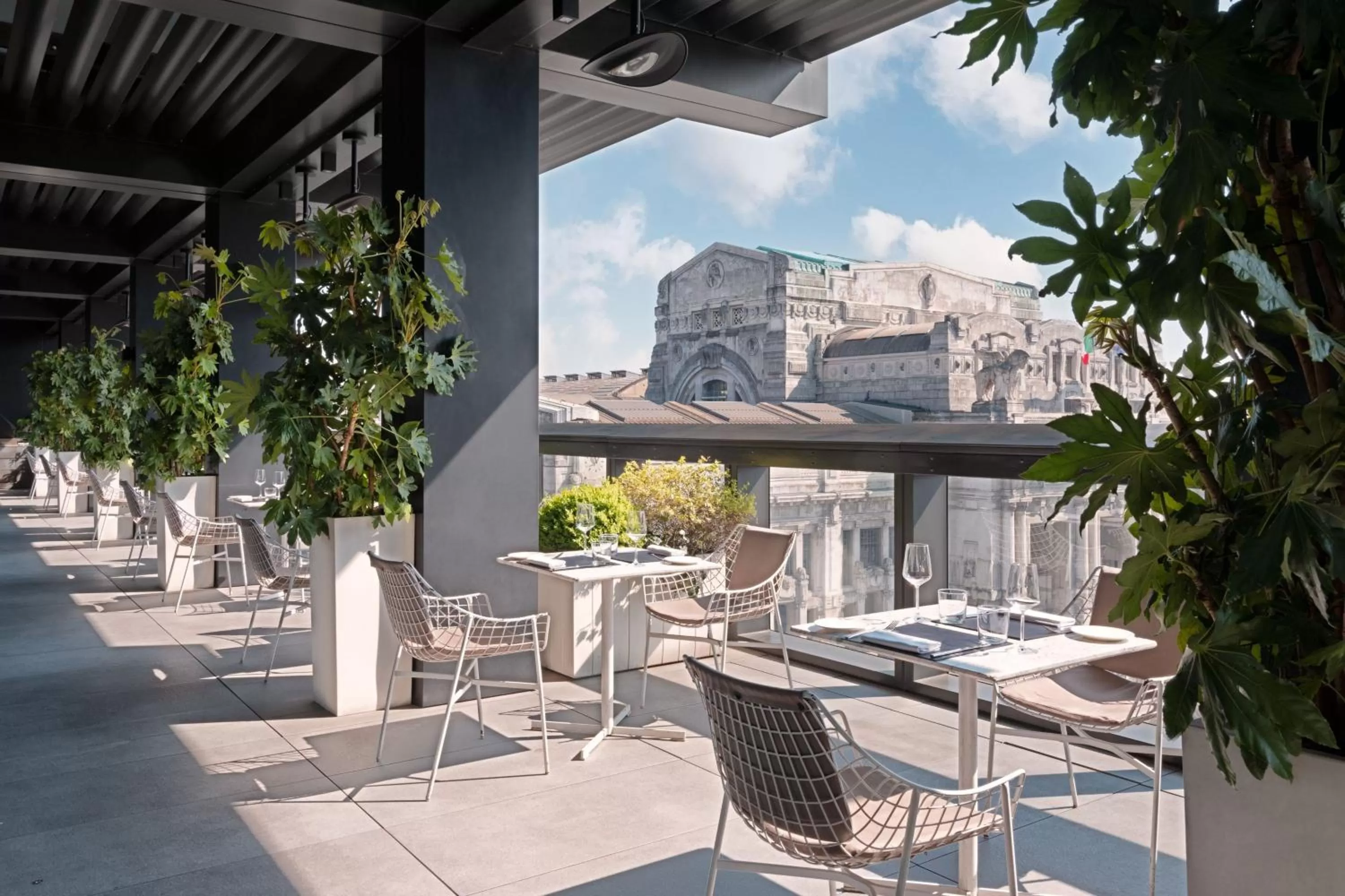 Lounge or bar in Excelsior Hotel Gallia, a Luxury Collection Hotel, Milan