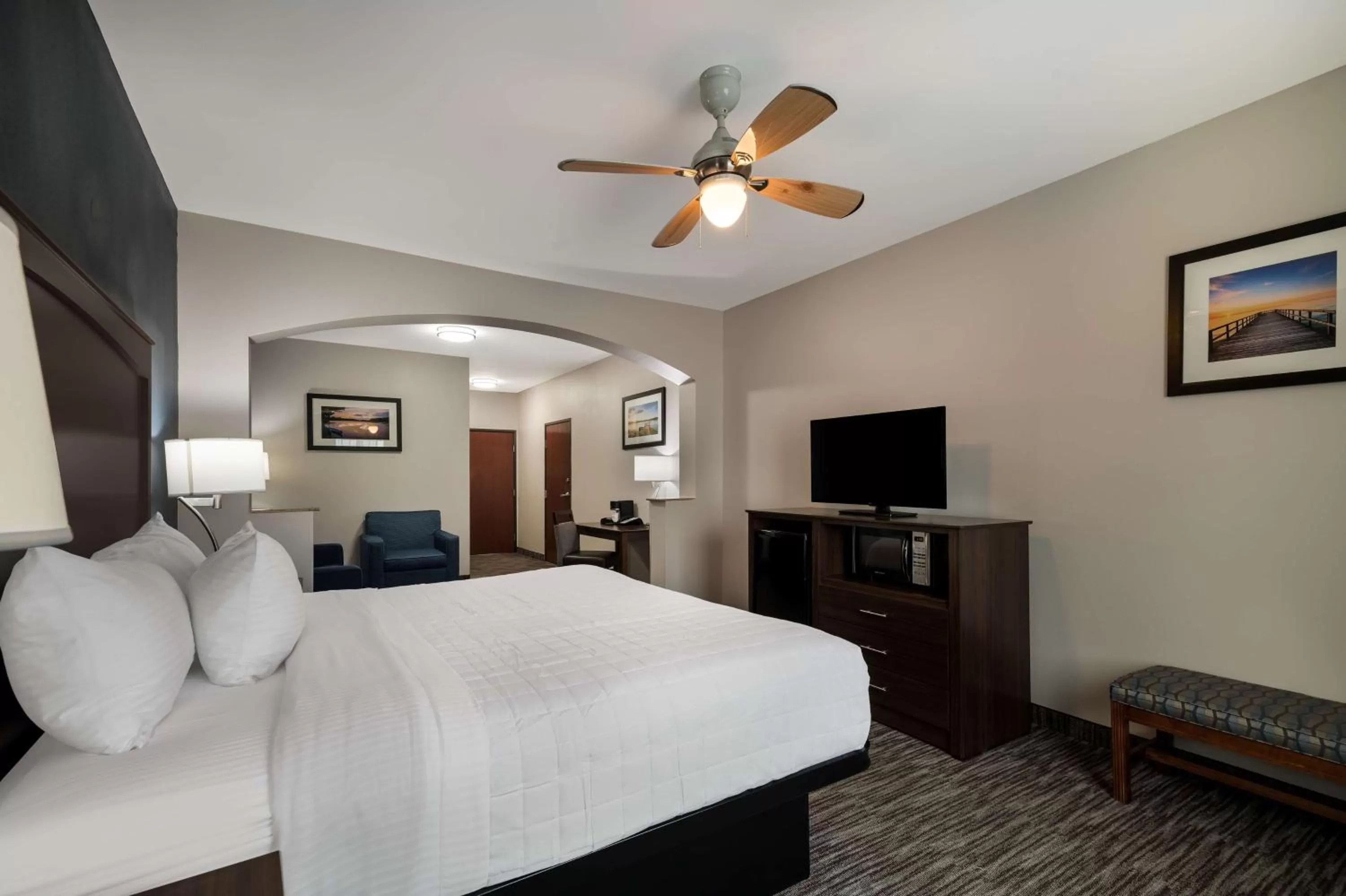 Photo of the whole room, Bed in Best Western Plus Lake Dallas Inn & Suites