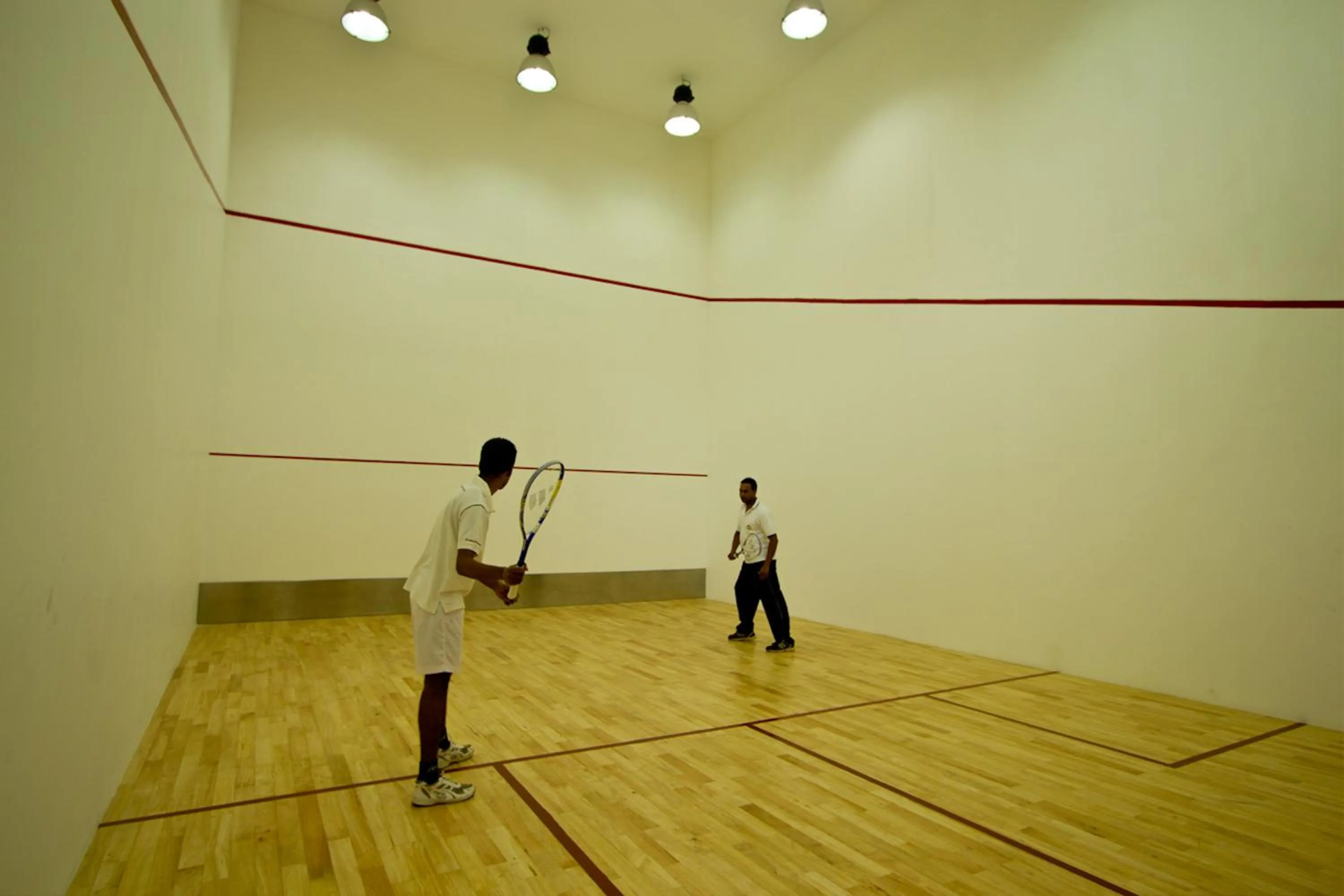 Tennis court in Randholee Resort & Spa