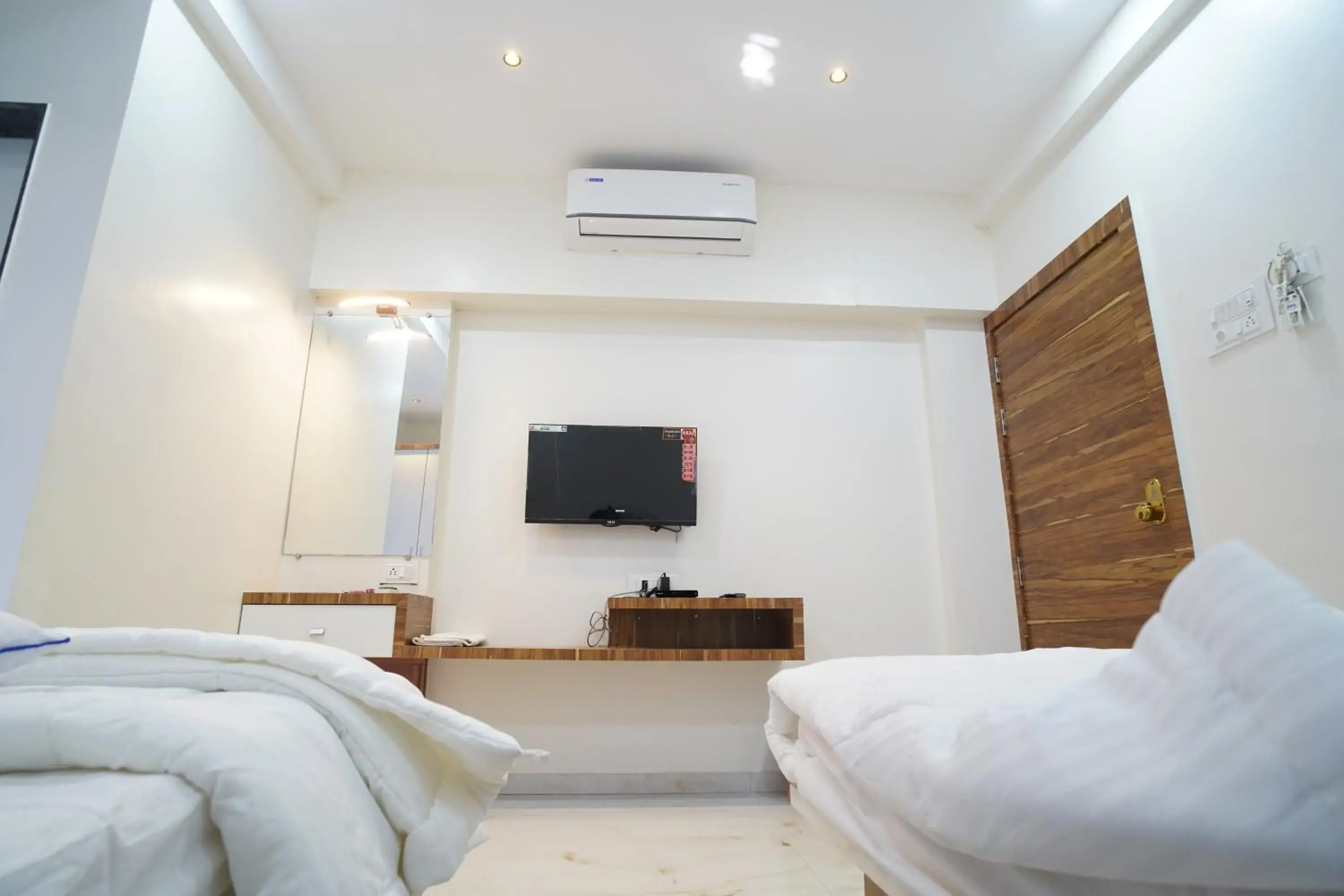 Twin Room with Balcony in Hotel Madhavan International Twin Room with Balcony in Hotel Madhavan International