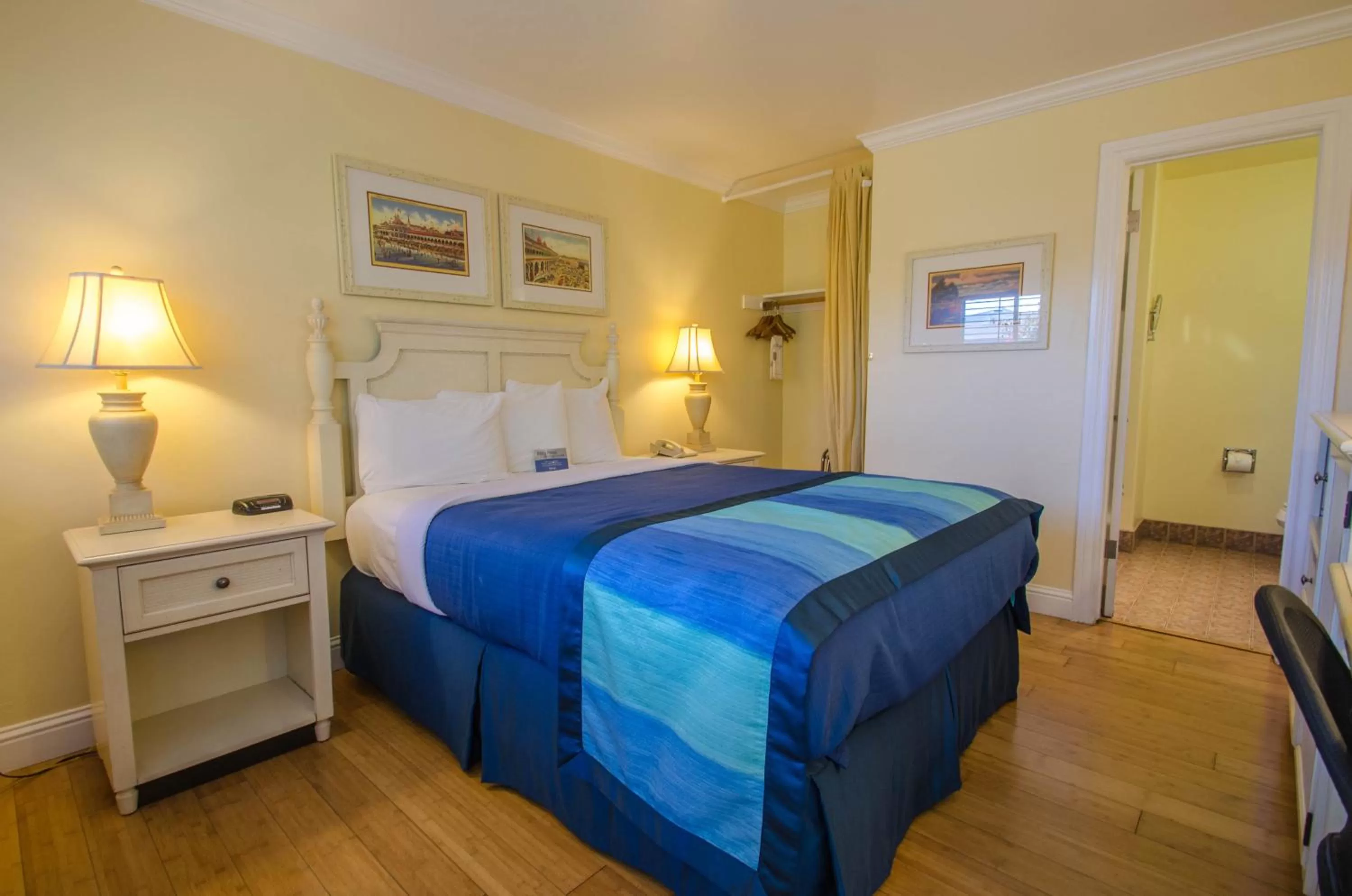 Photo of the whole room, Bed in Continental Inn