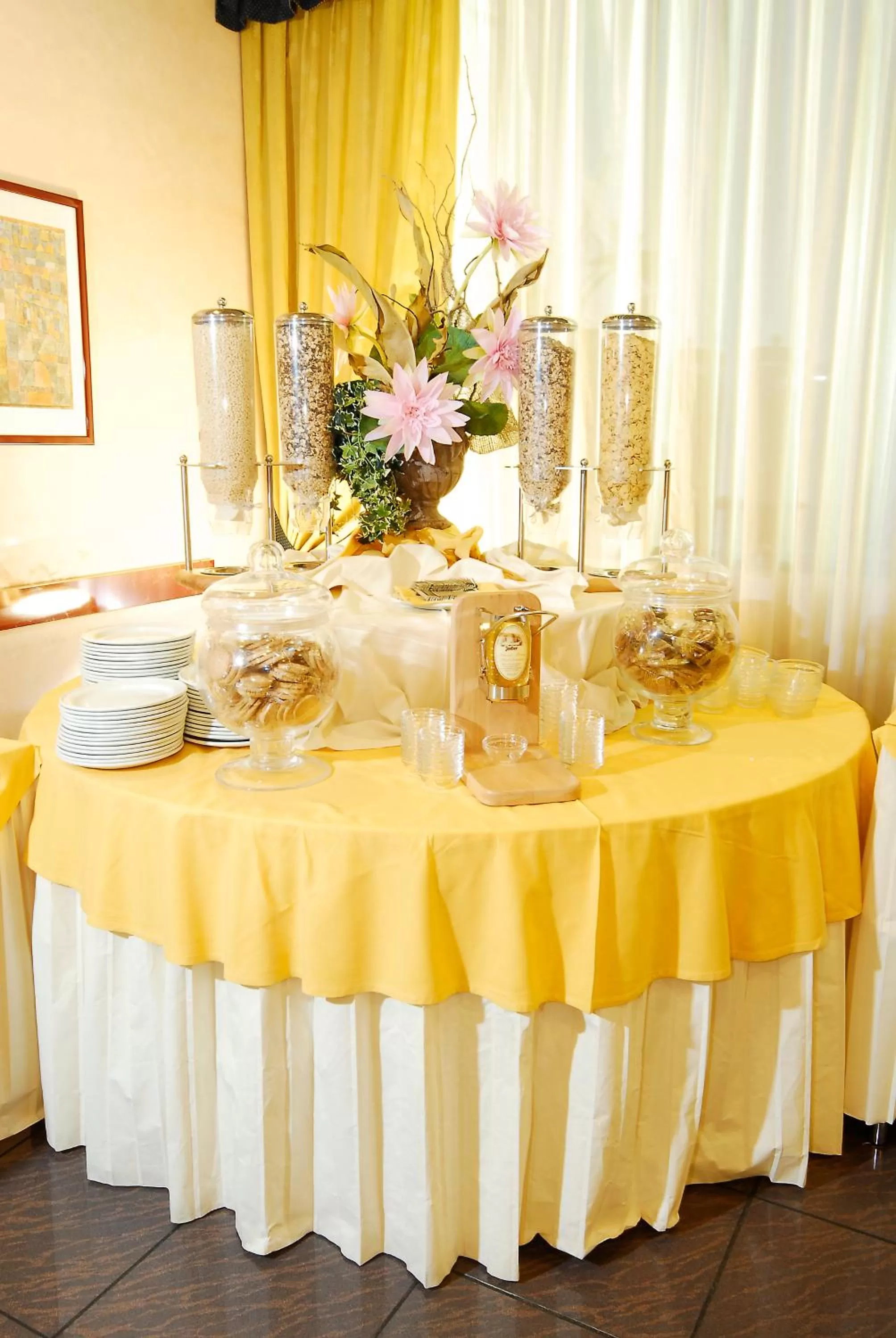 Restaurant/places to eat in Hotel Maxim