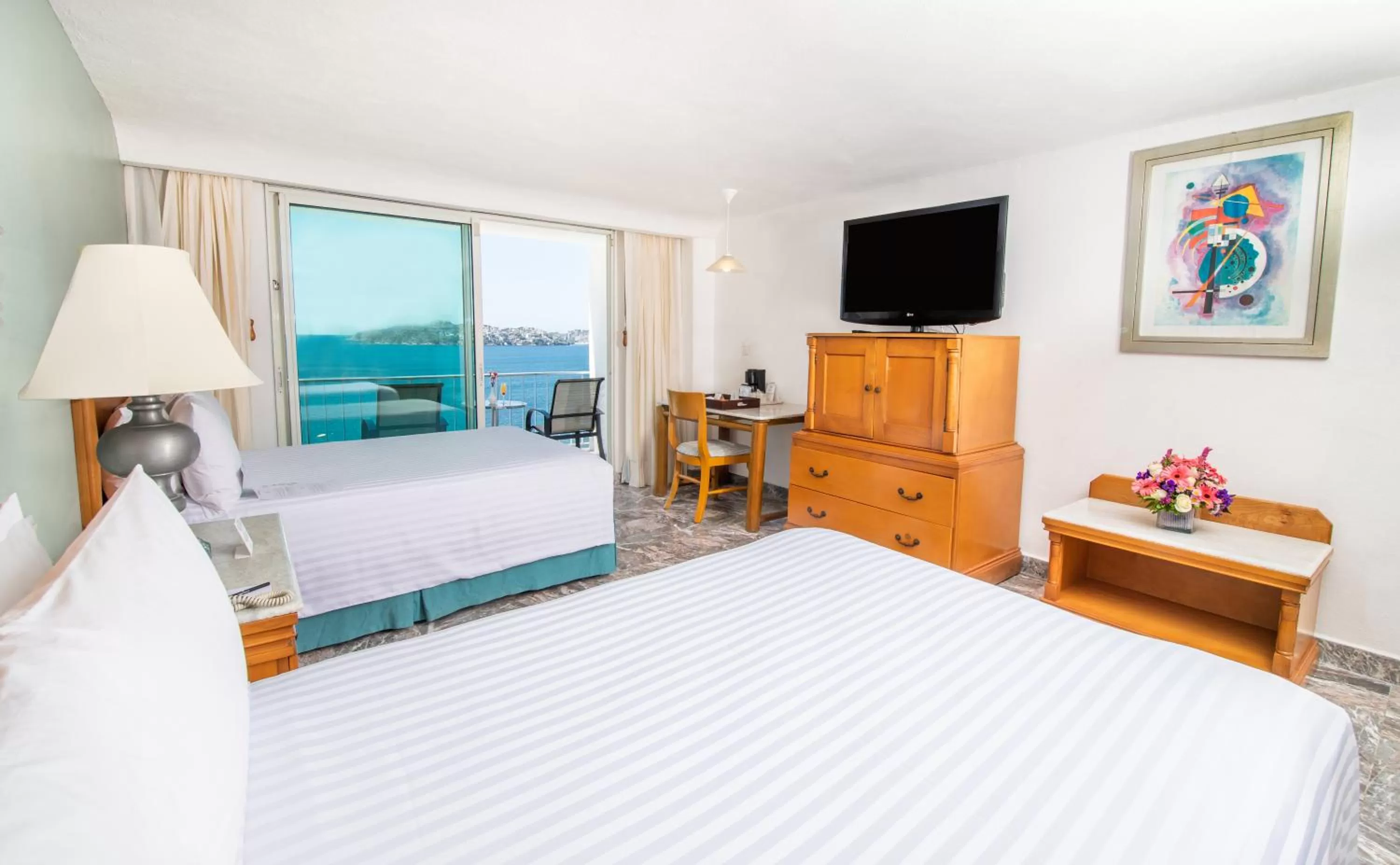 Photo of the whole room, Bed in Emporio Acapulco