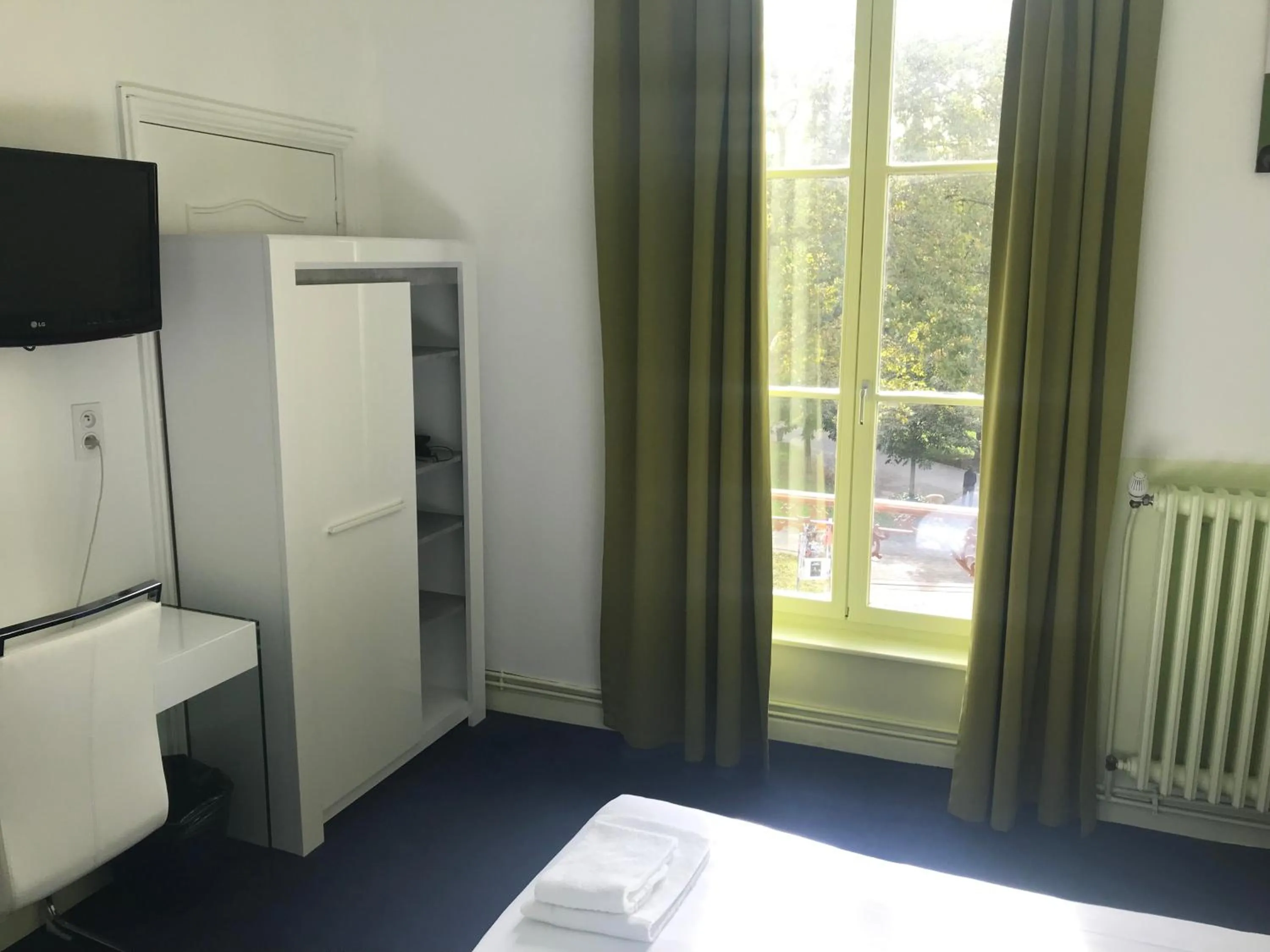 Bed in Hotel Couleurs Sud Centre-ville Gare Charleville-Mézières