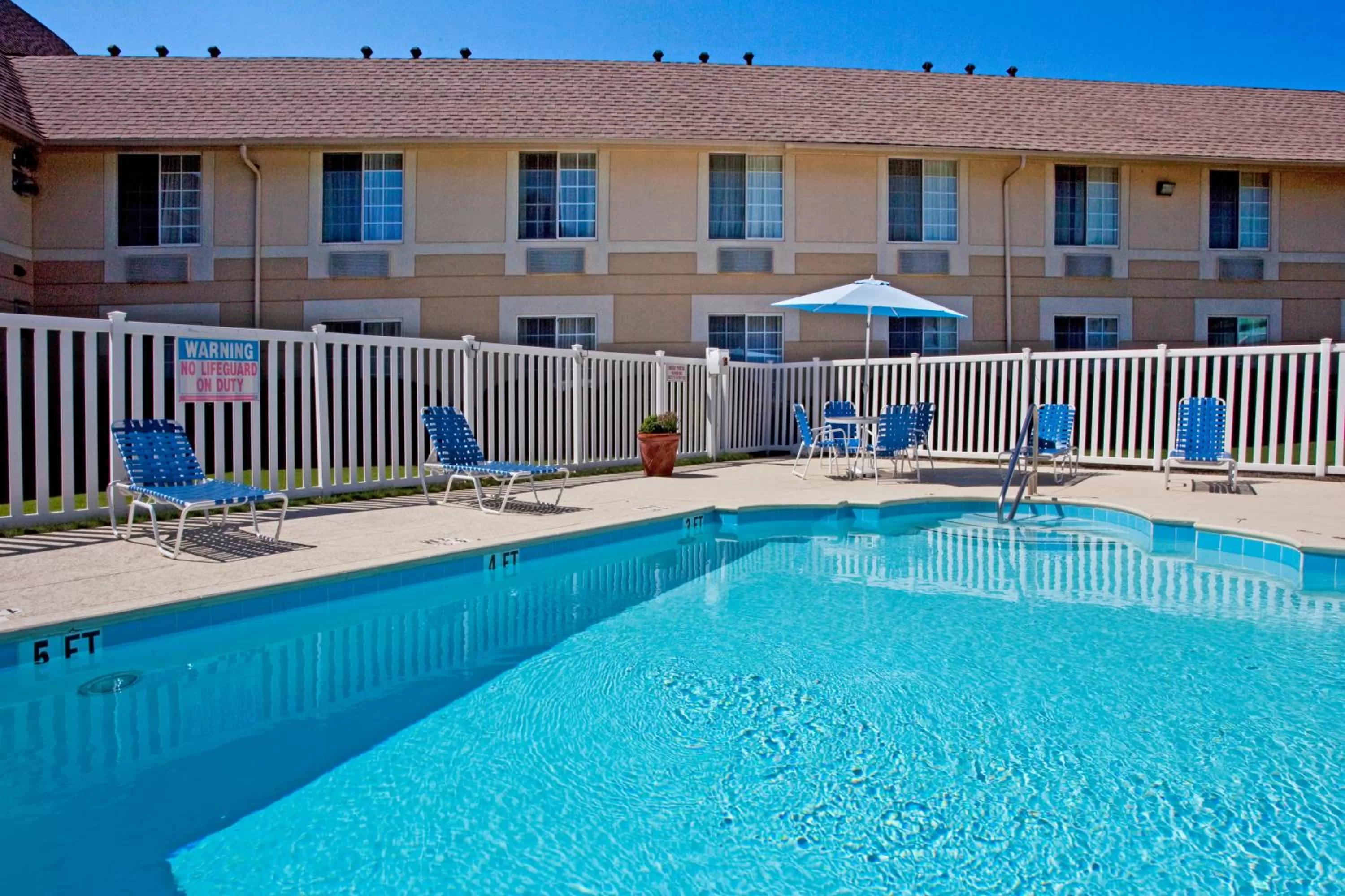 Swimming pool in Baymont Inn & Suites Braselton