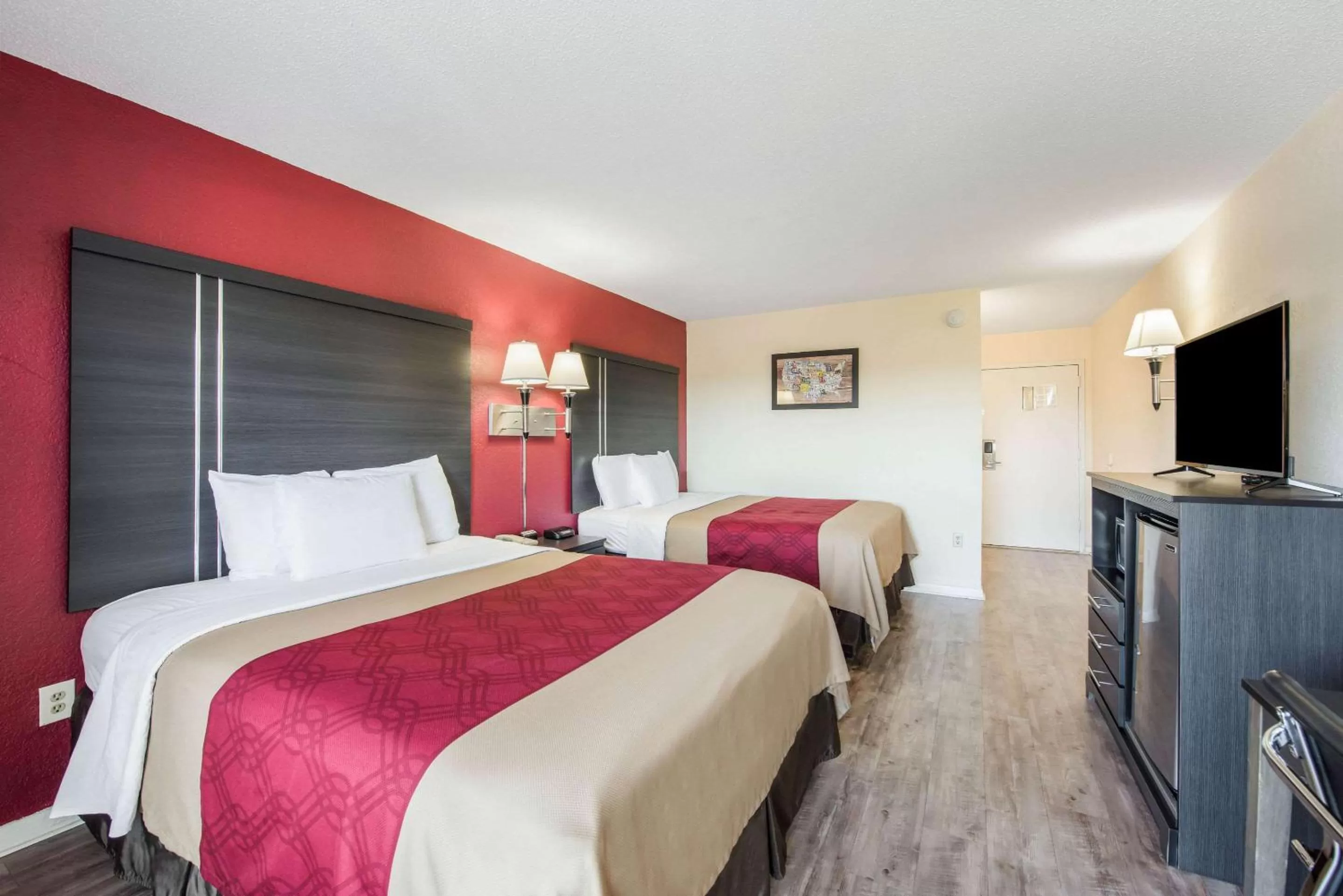 Photo of the whole room, Bed in Econo Lodge Waynesville