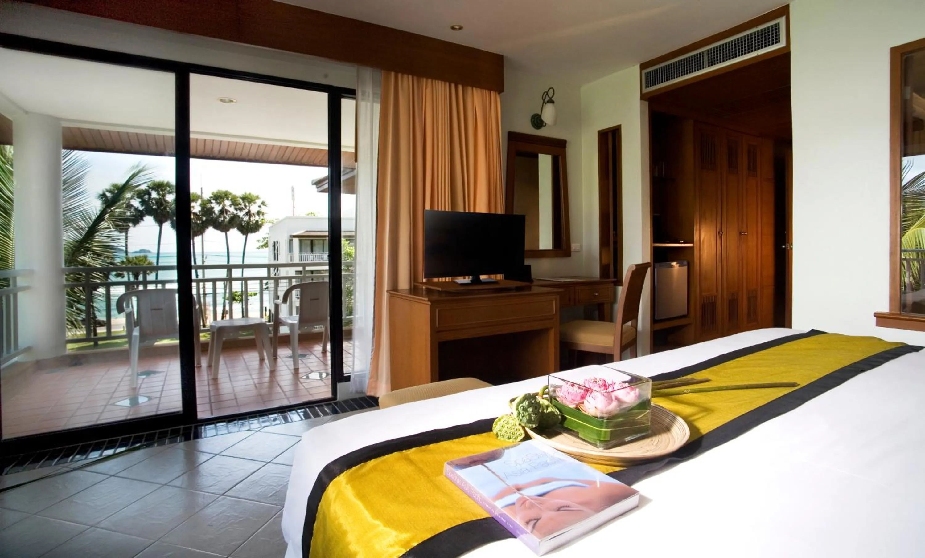 Bedroom, Bed in Sunset Beach Resort