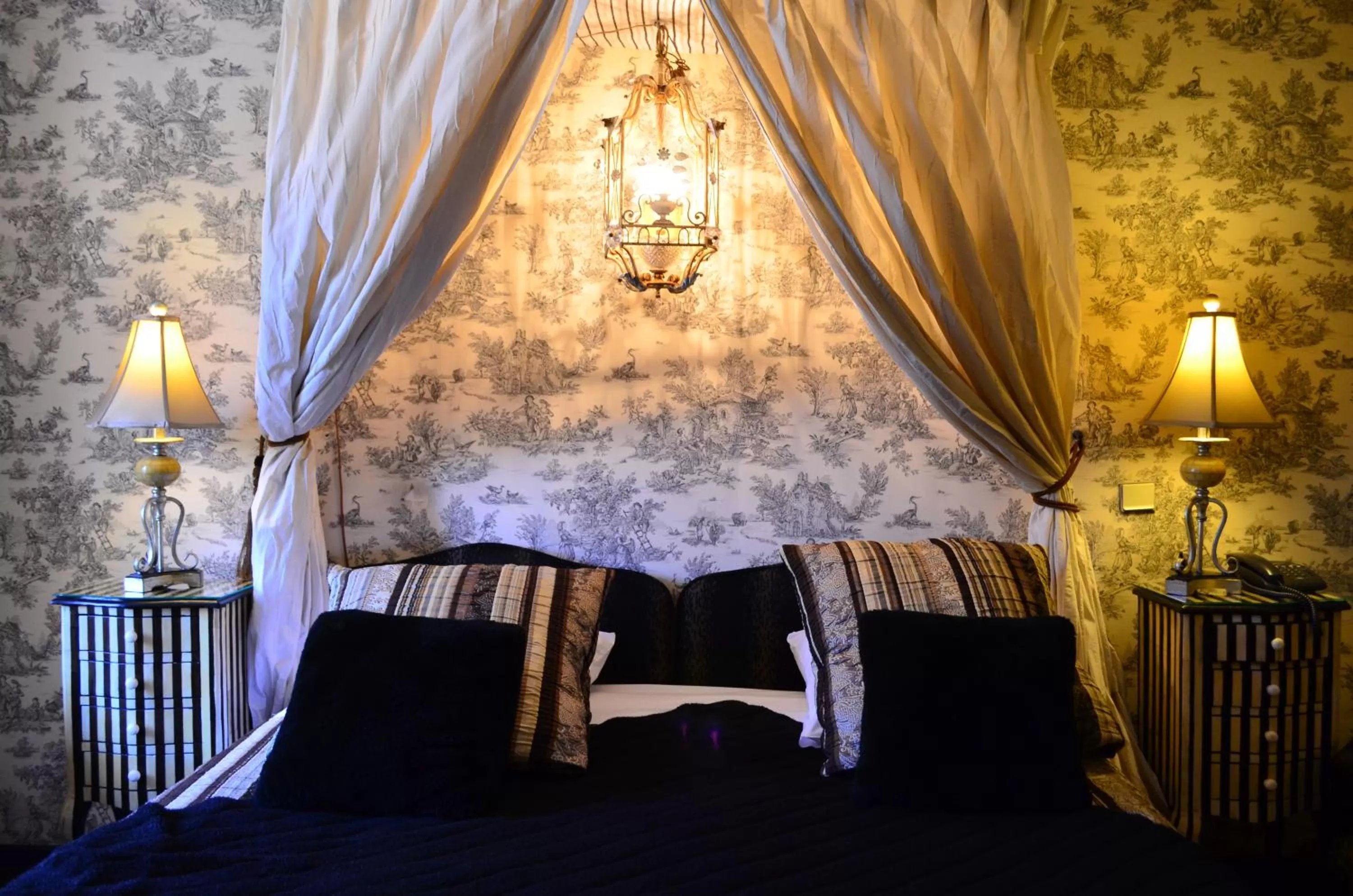 Decorative detail, Bed in Hotel Le Saint Laurent