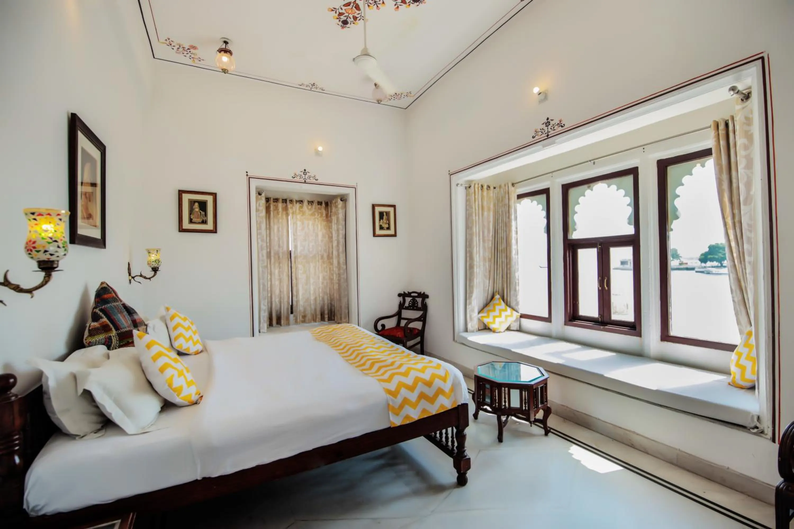 Photo of the whole room, Bed in Hotel Devraj Niwas on Lake Pichola