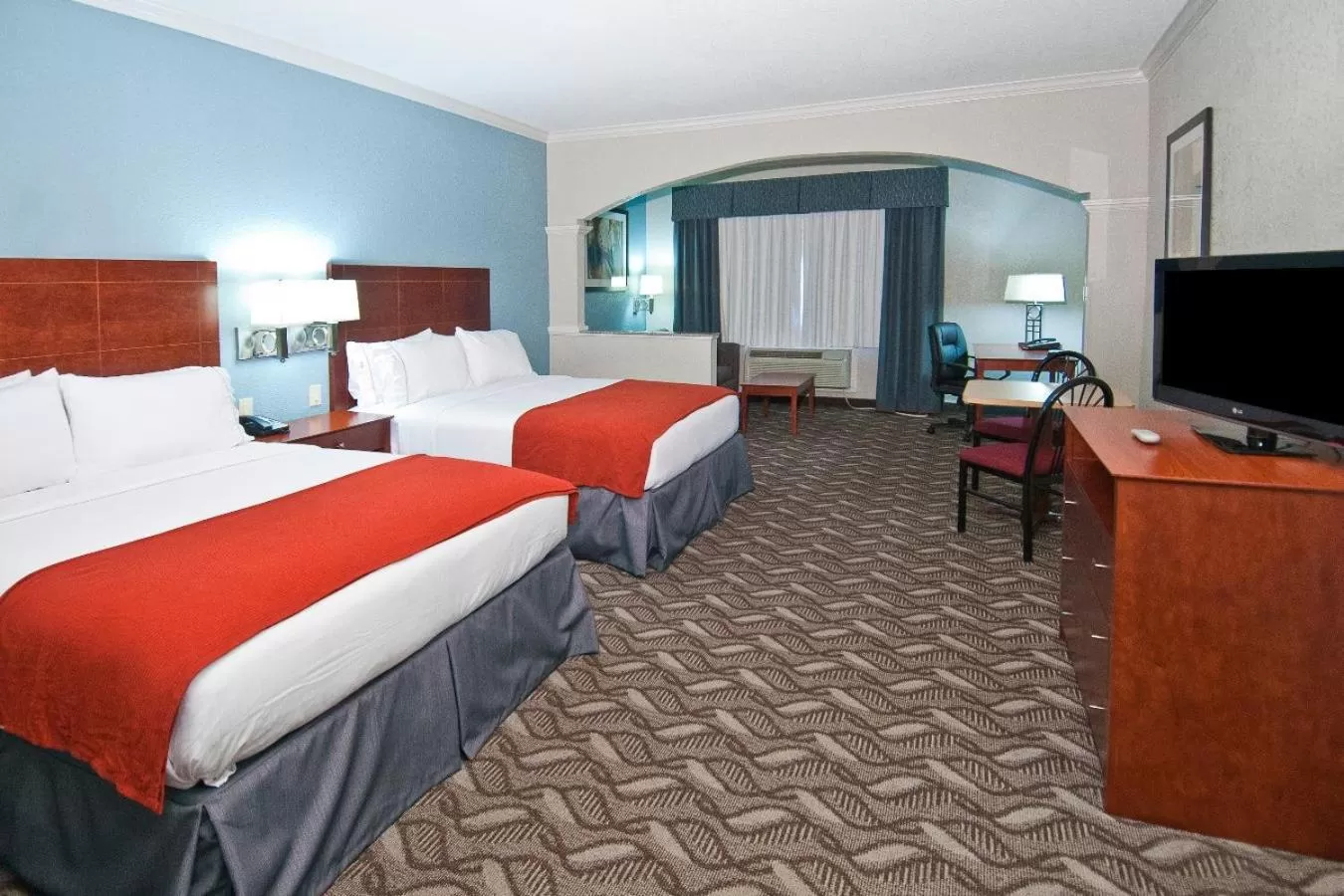 Bed in Holiday Inn Express Hotel and Suites Lake Charles by IHG