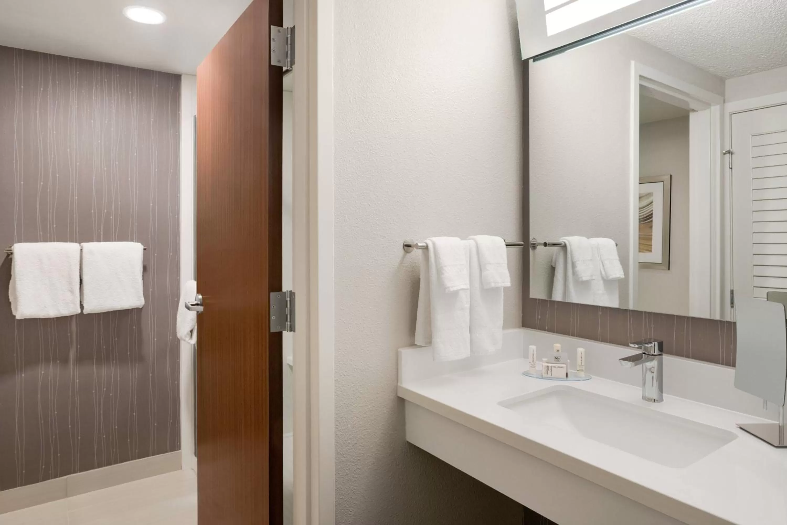 Bathroom in Courtyard Tupelo