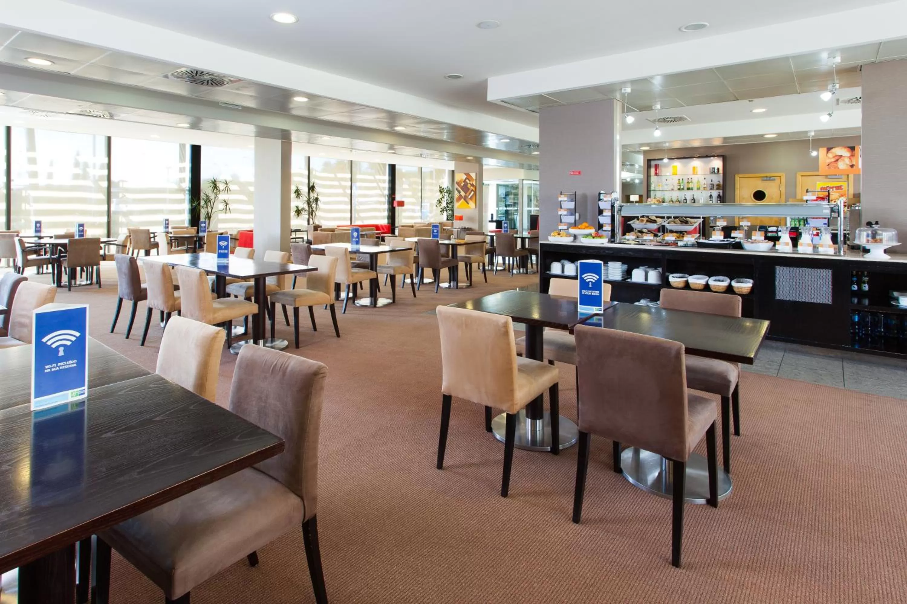 Lounge or bar in Holiday Inn Express Lisbon-Oeiras by IHG