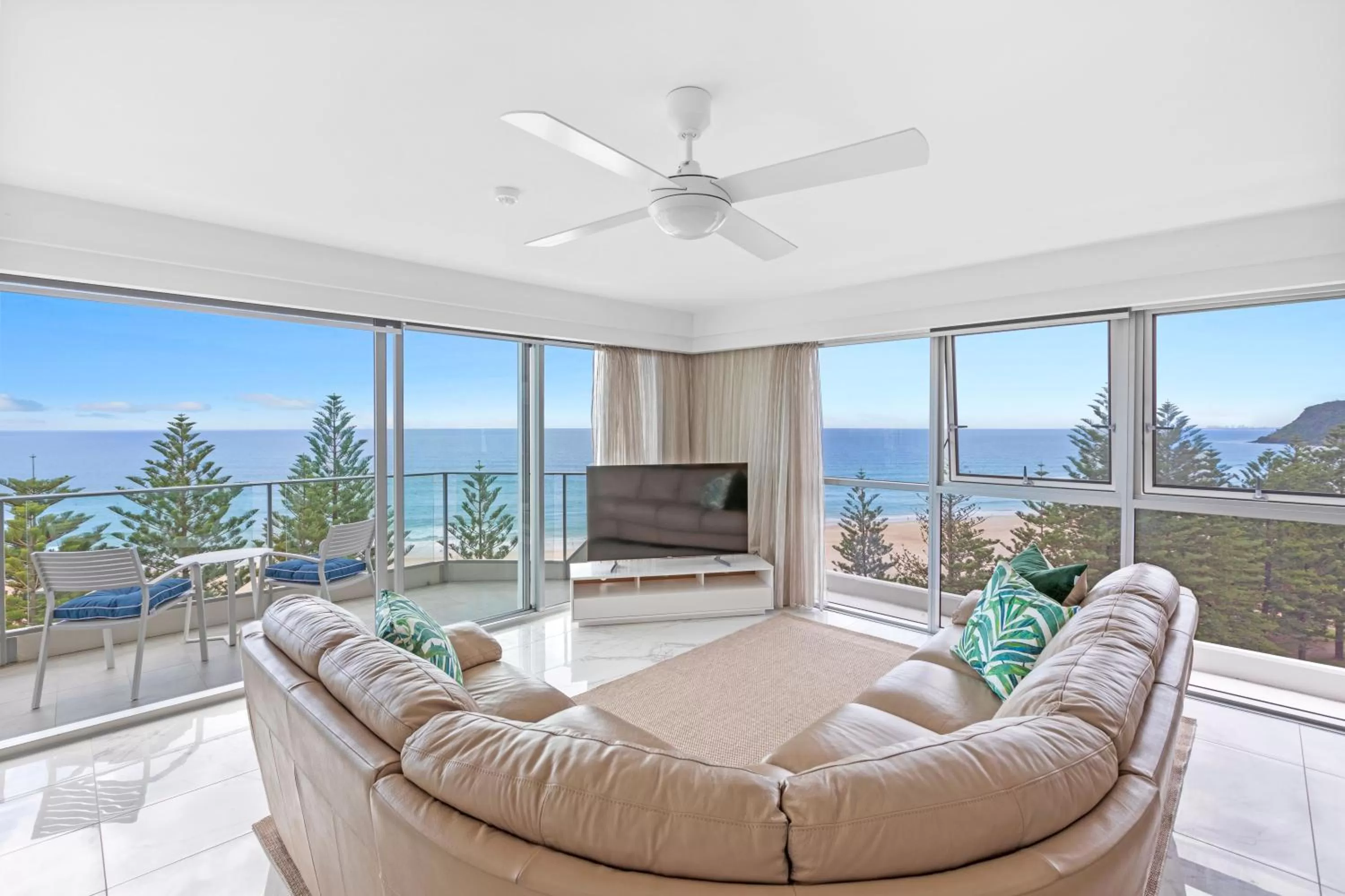 Living room in Solnamara Beachfront Apartments