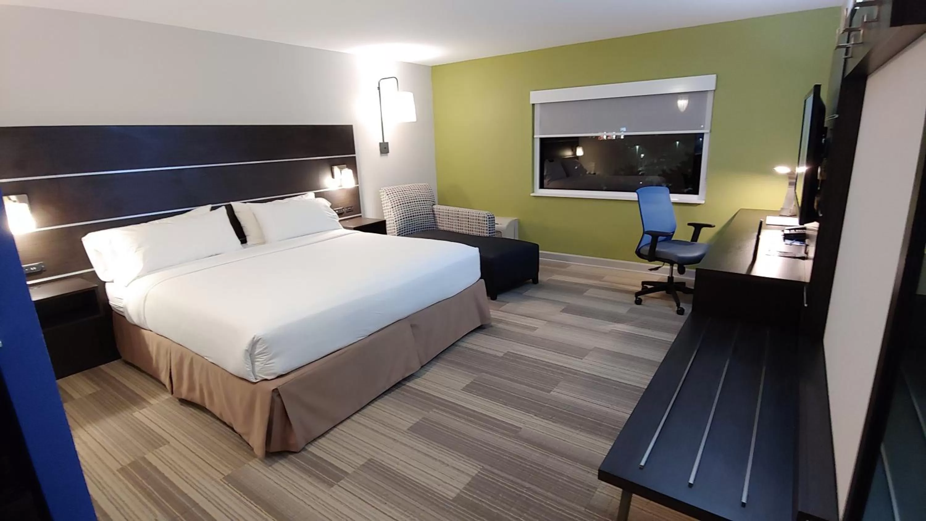 Photo of the whole room, Bed in Holiday Inn Express Schaumburg-Rolling Meadows by IHG