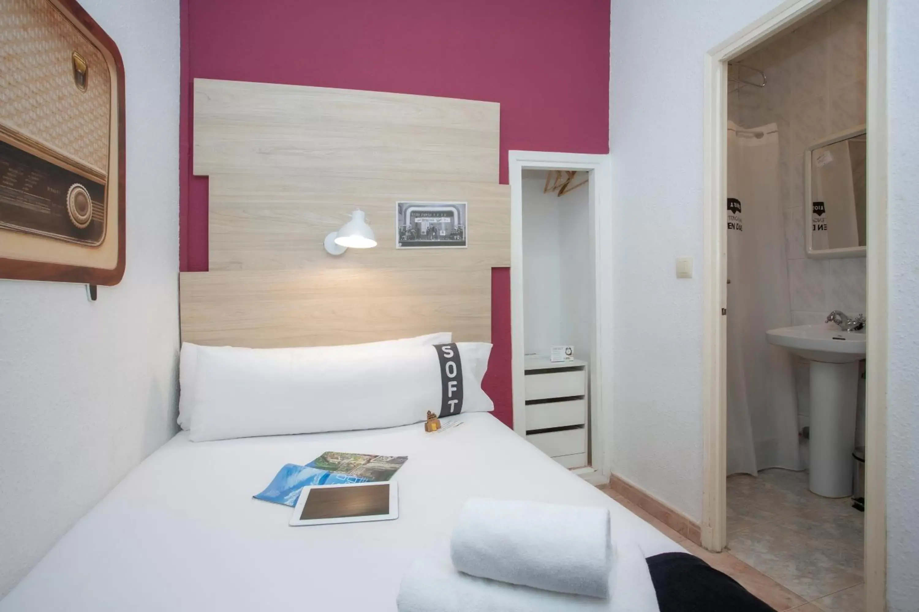 Small Single Interior Room - single occupancy in Casual Vintage Valencia Small Single Interior Room - single occupancy in Casual Vintage Valencia