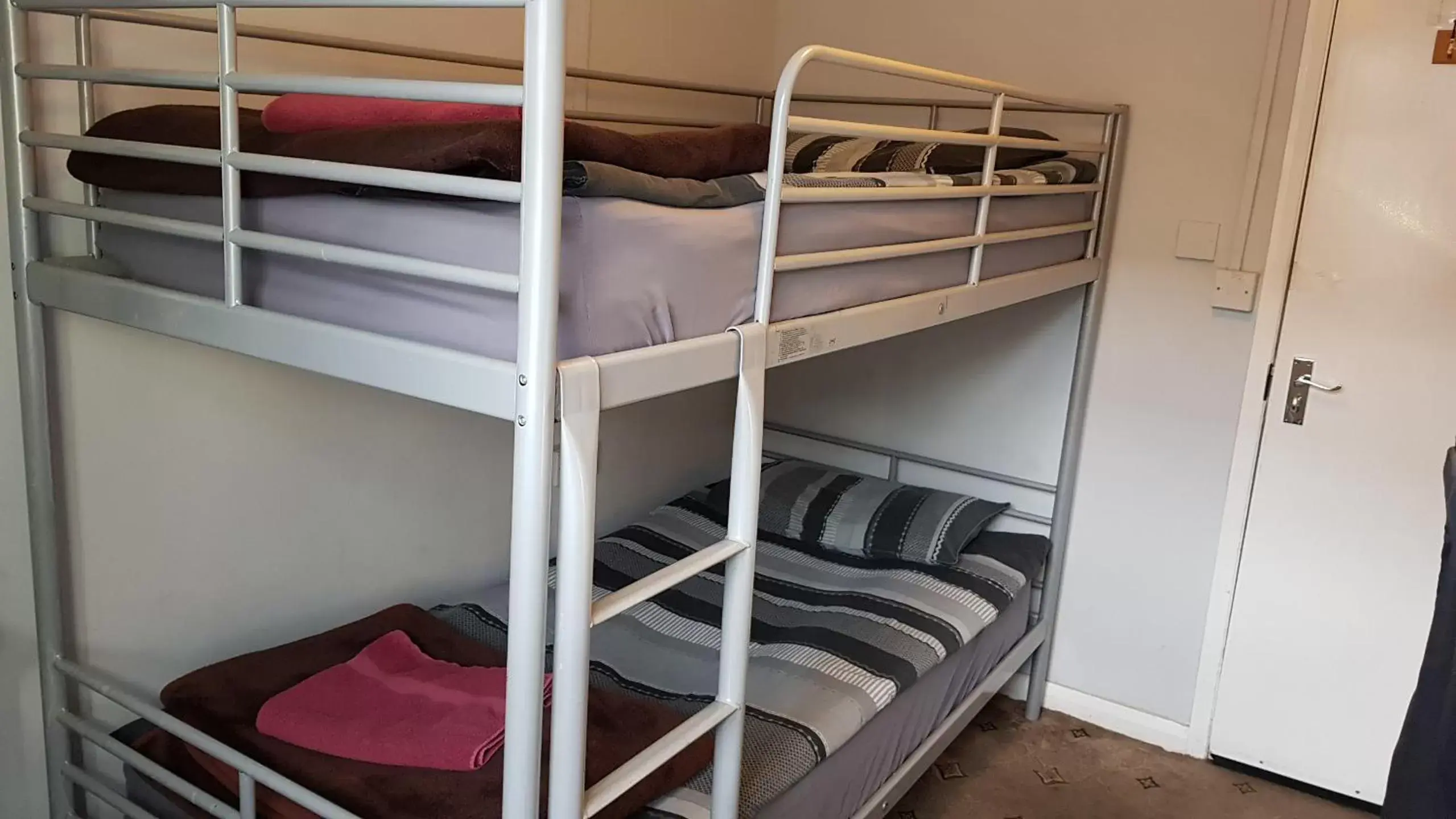 Single Room with Shared Bathroom in Hour Glass Hotel Single Room with Shared Bathroom in Hour Glass Hotel