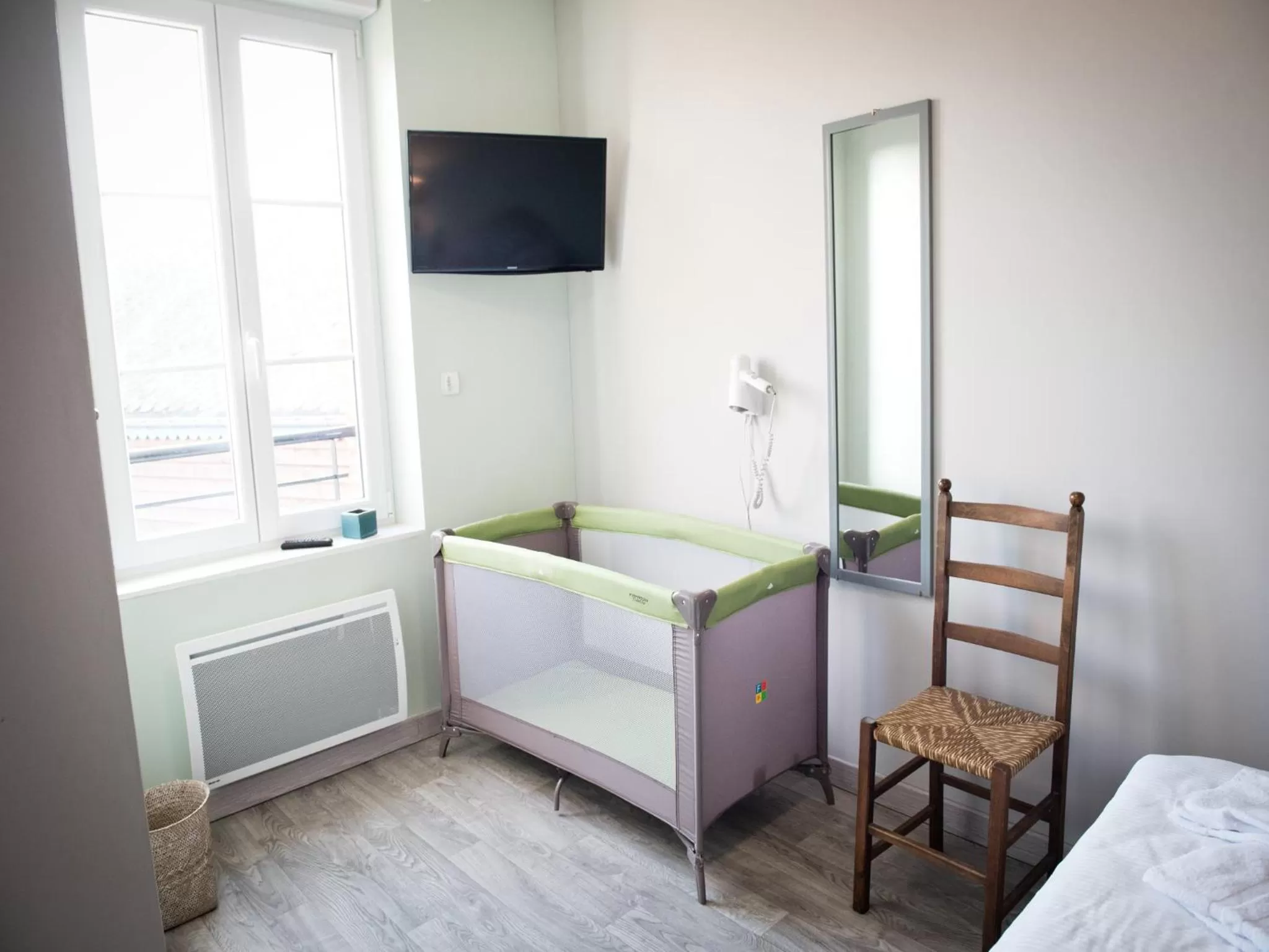 cot, Bed in Logis Hotel Restaurant Le Relais Fleuri