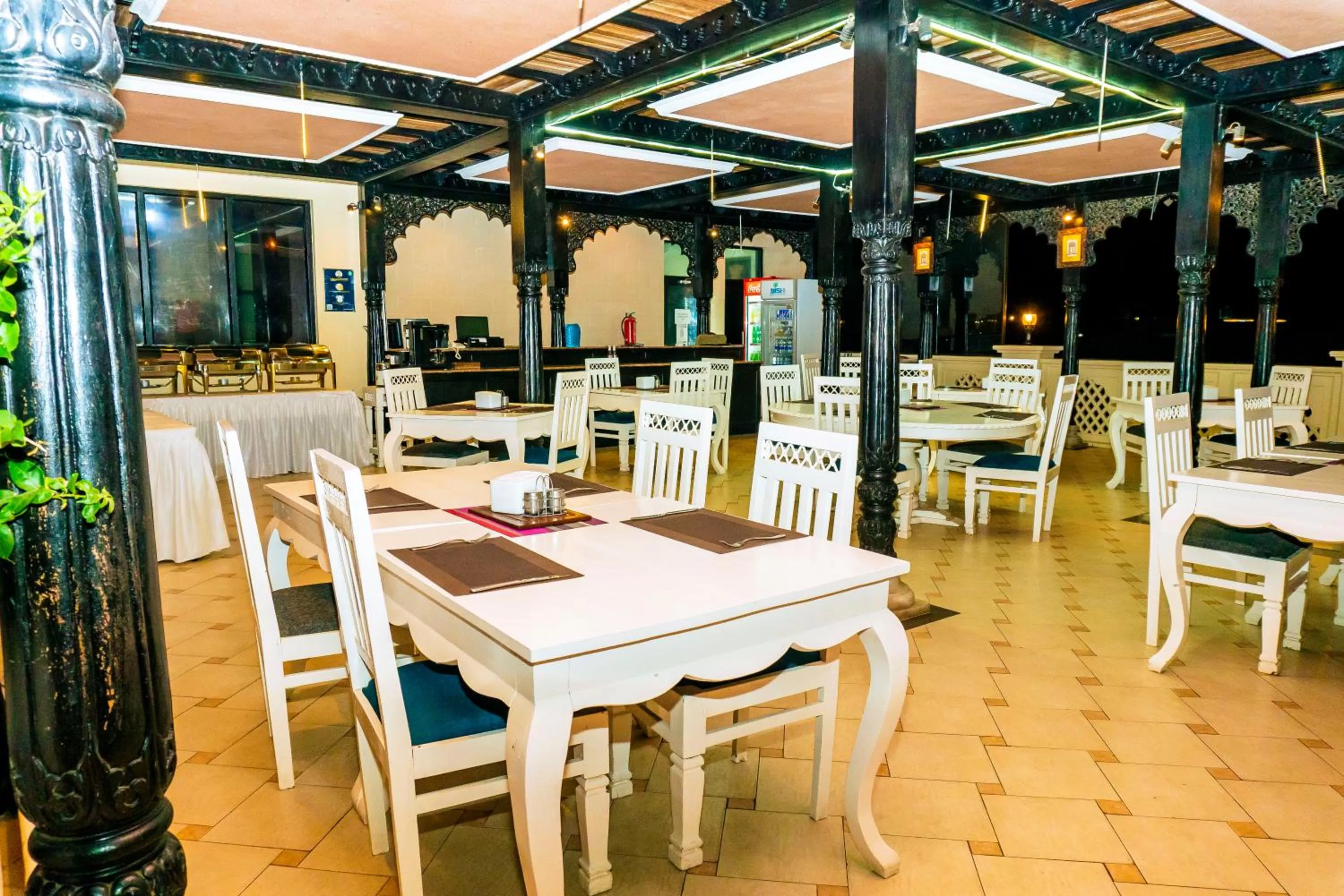 Restaurant/places to eat in Golden Tulip Stone Town Boutique