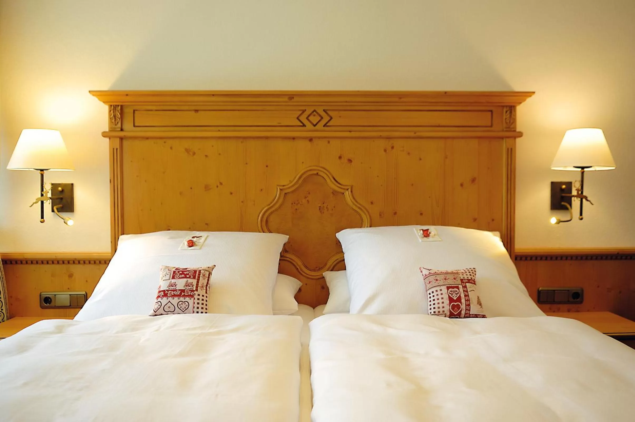 Bedroom, Bed in Hotel Alpenhof - ruhige Wohlfühloase zwischen München, dem Fünf-Seenland und den Bergen, in S-Bahnnähe