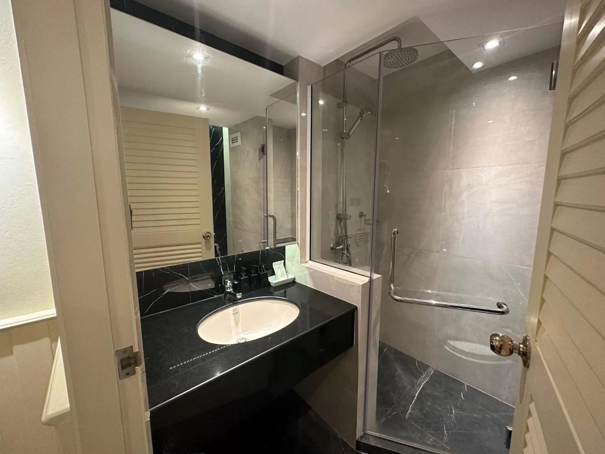 Bathroom in Buddy Lodge, Khaosan Road