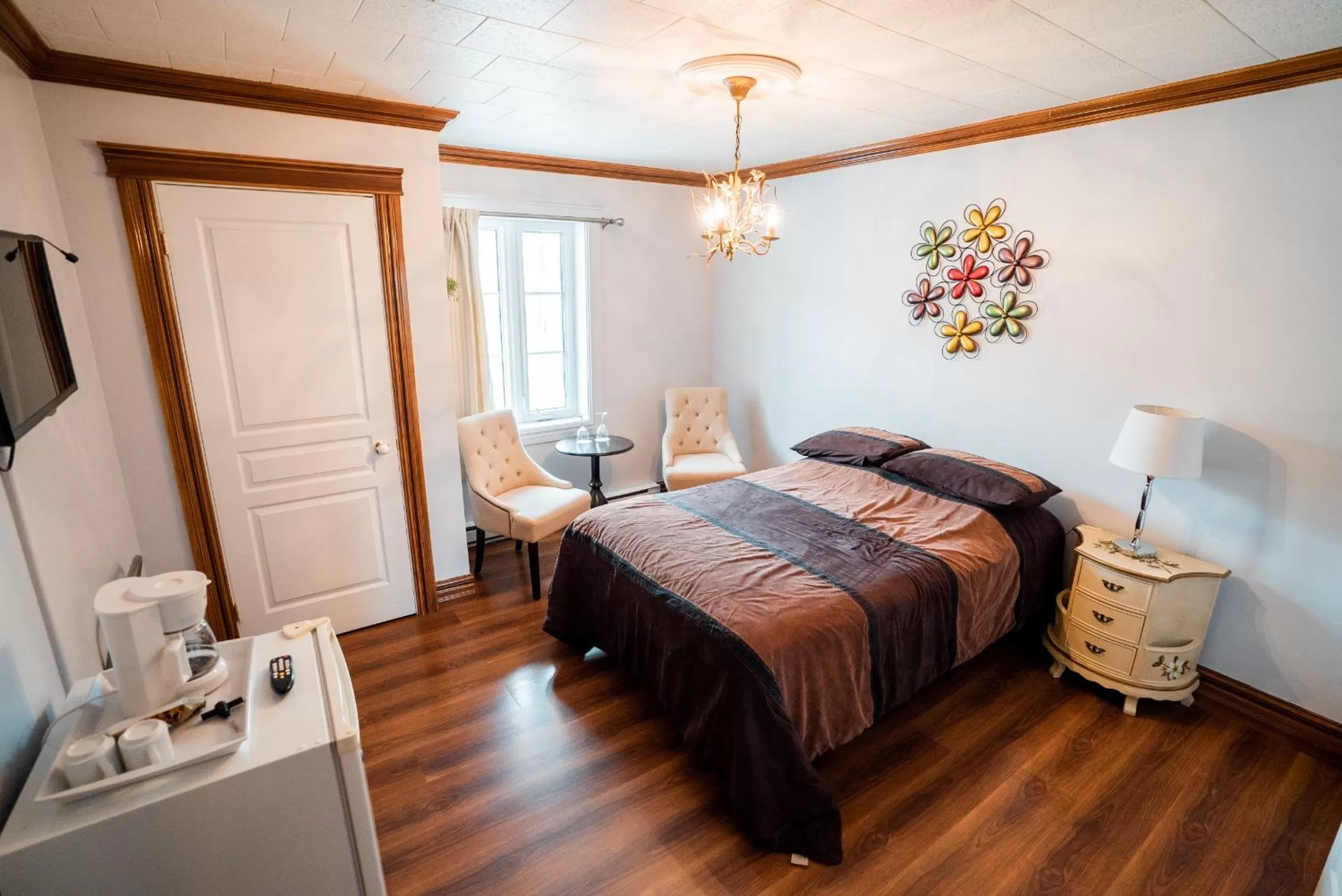 Photo of the whole room, Bed in Auberge du Vieux Faubourg