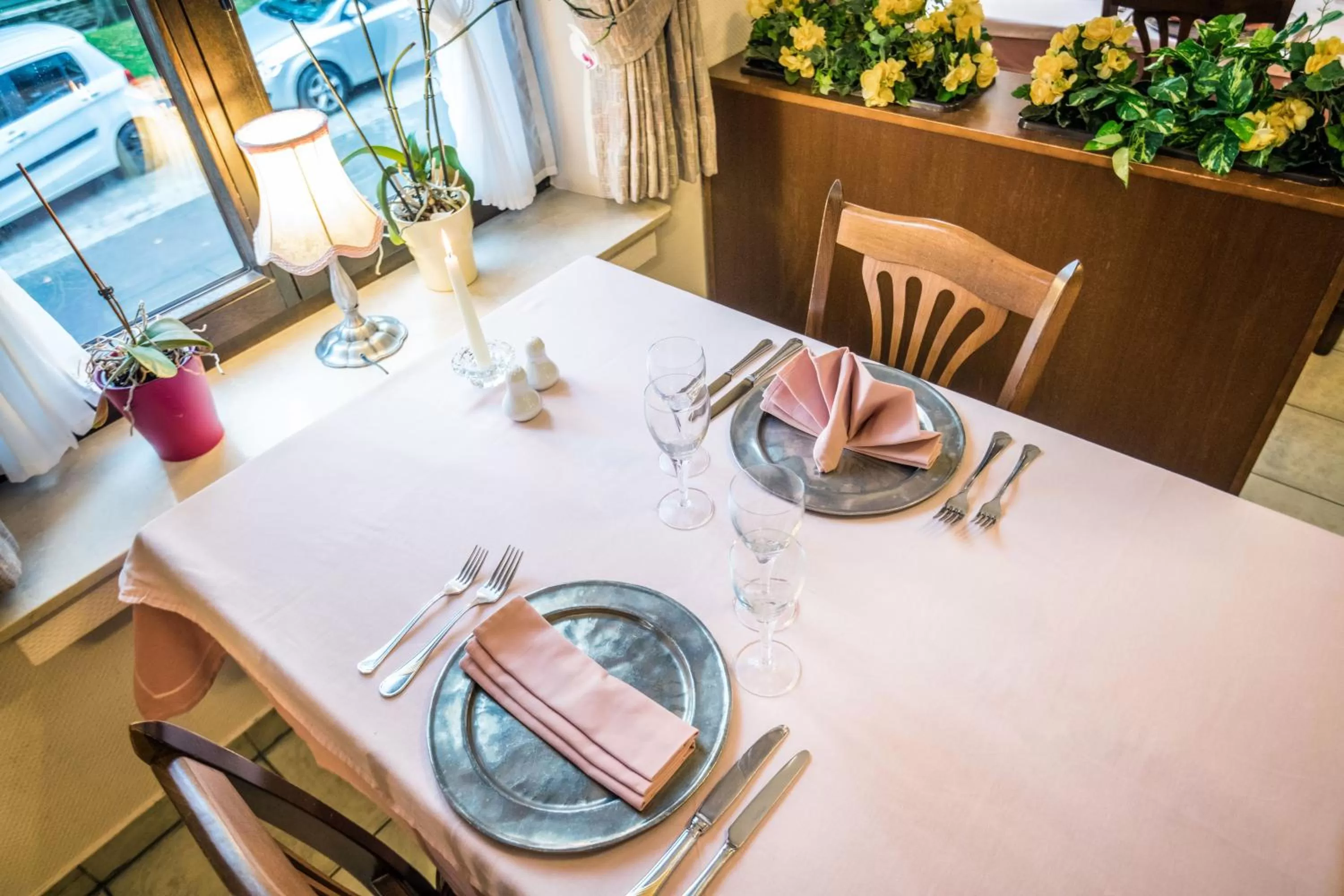 Restaurant/places to eat in Hotel Le Postillon