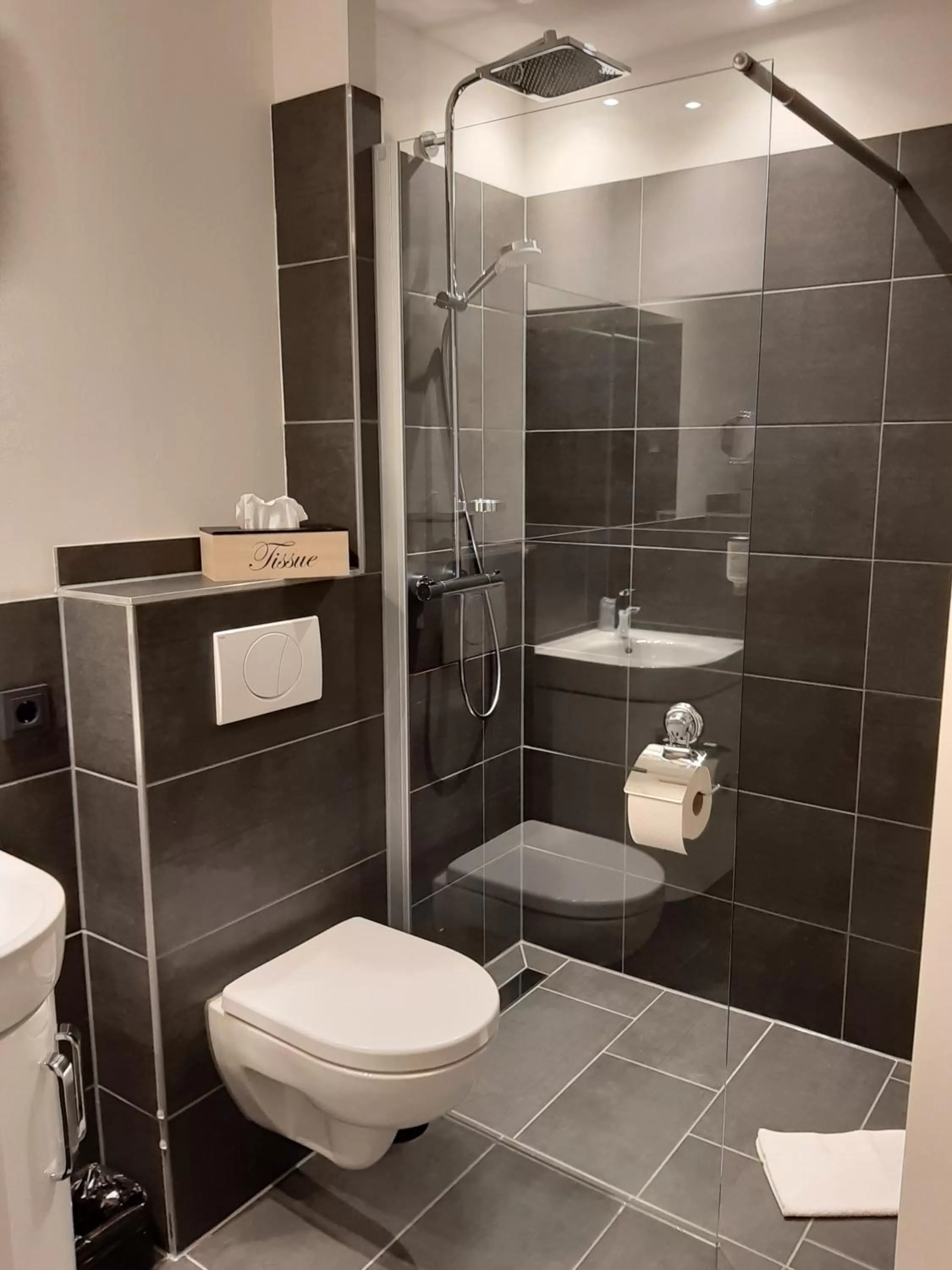 Shower in Hotel Alte Redaktion