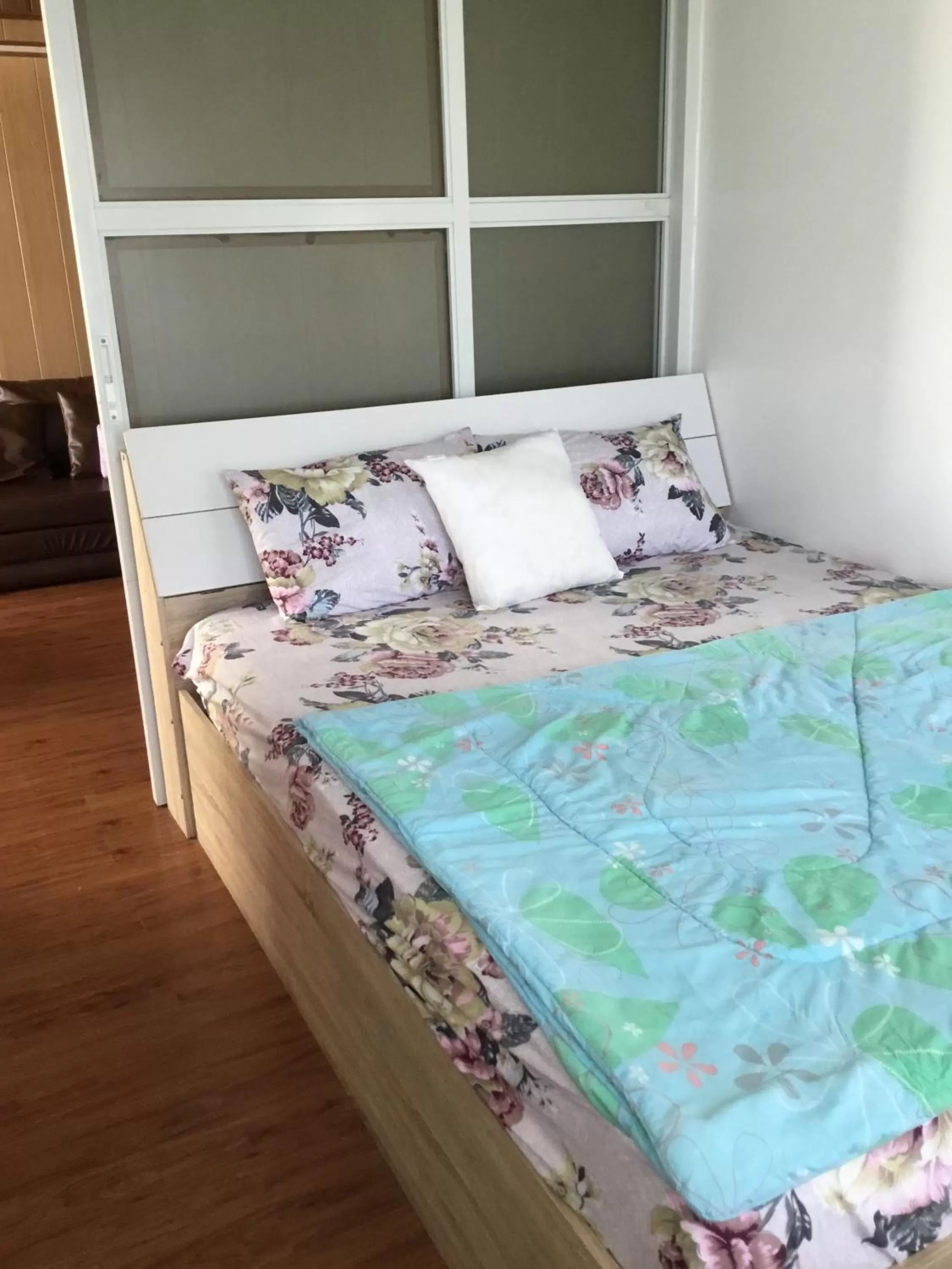 Bed in Condo with Free Swimming Pool & Viewing Deck