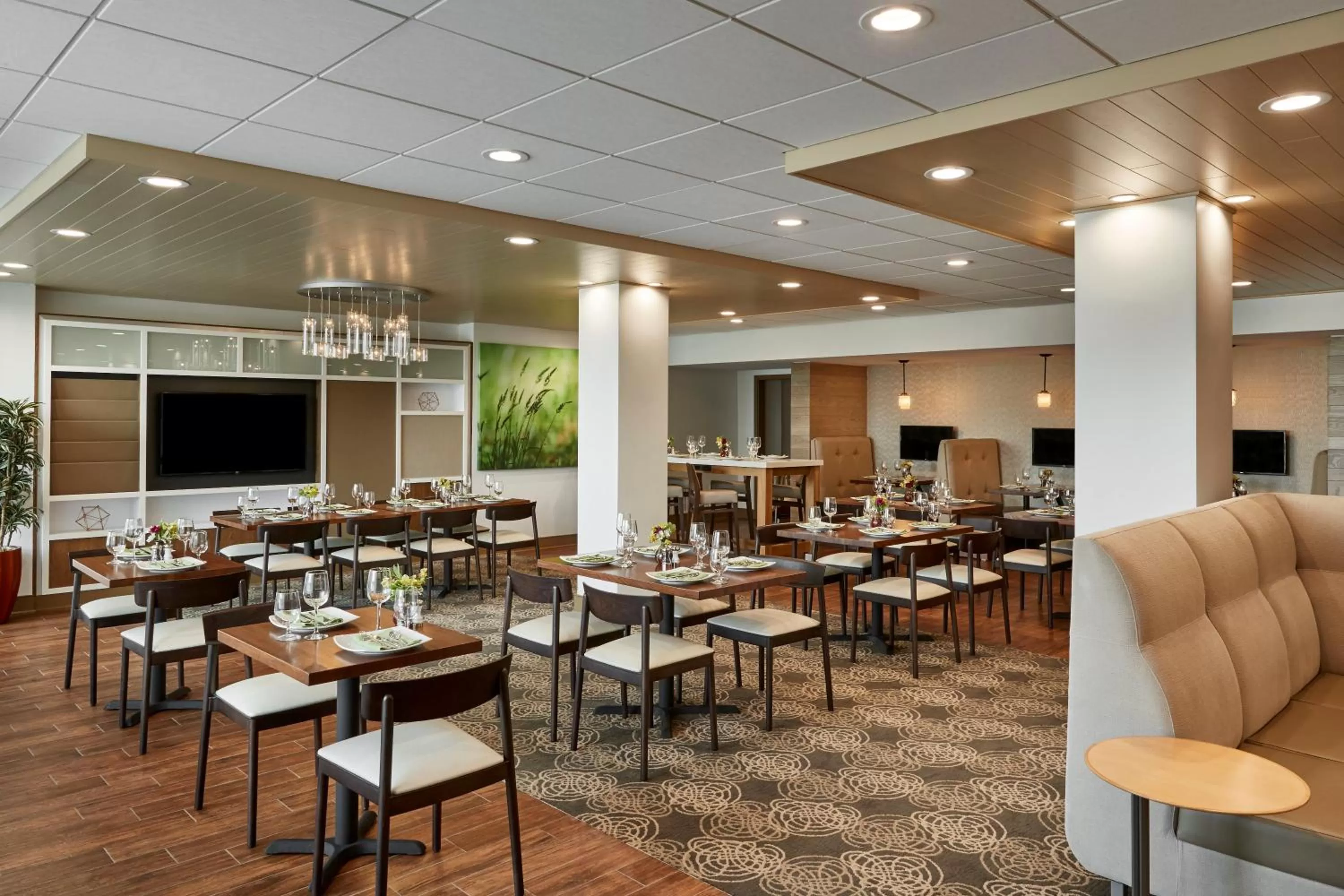 Restaurant/places to eat in Holiday Inn Alexandria at Carlyle by IHG