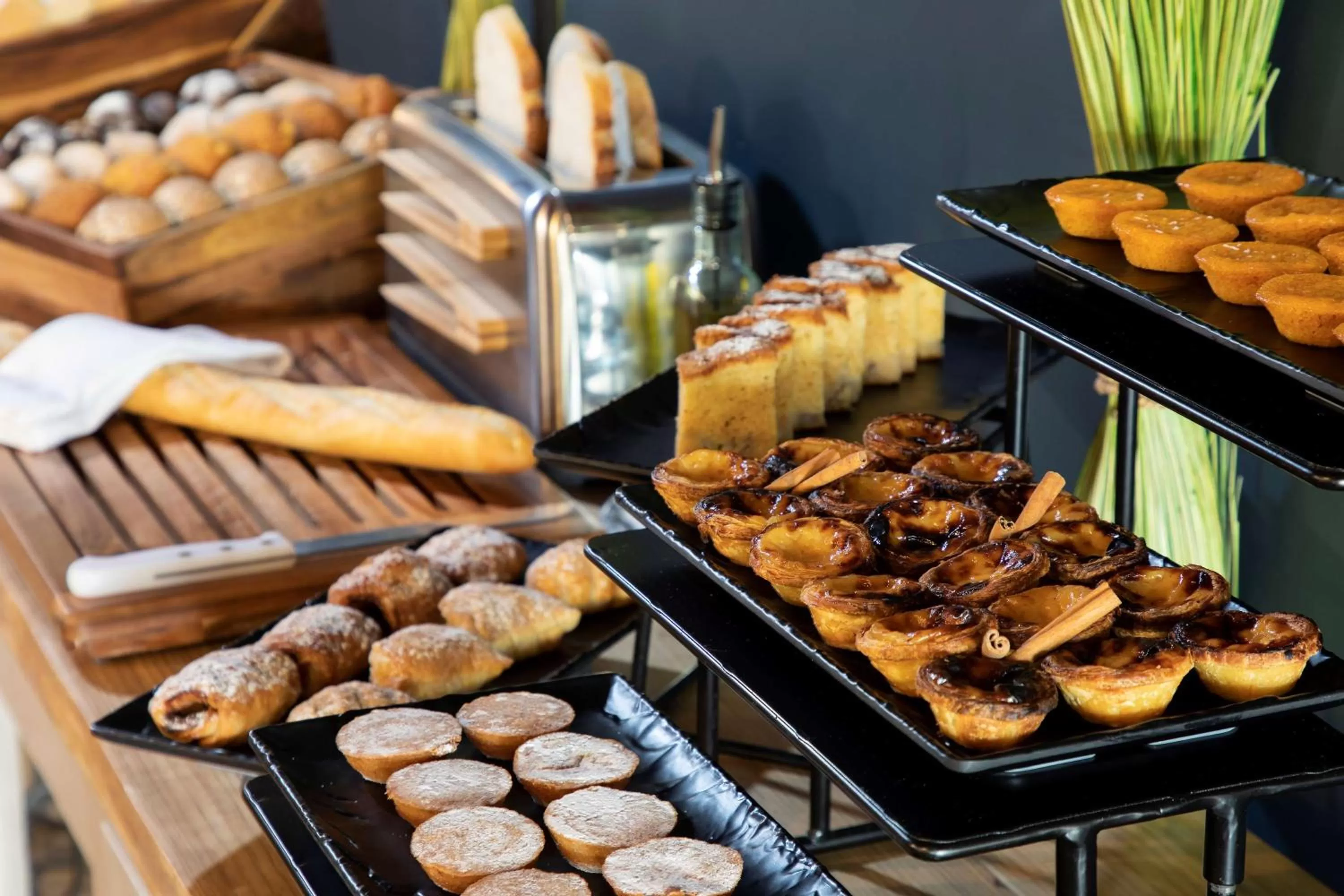 Restaurant/places to eat in Se Catedral Hotel Porto, Tapestry Collection By Hilton