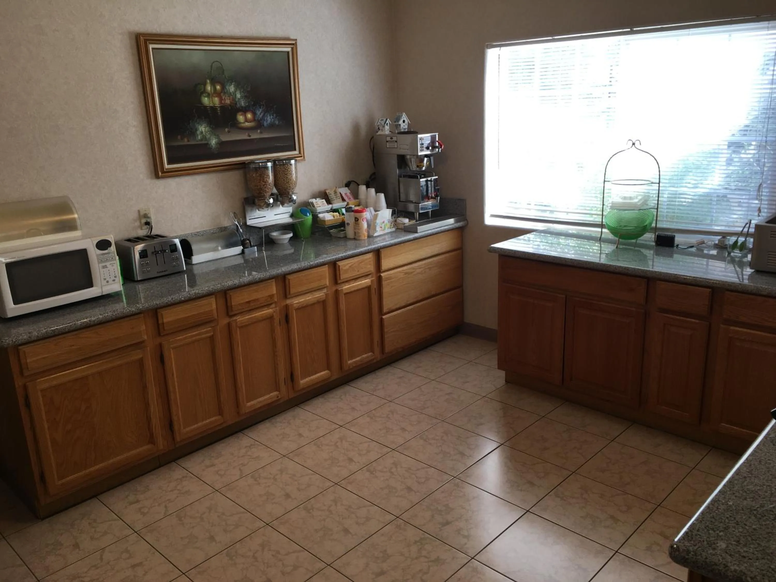 Coffee/tea facilities in Garden Inn and Suites Fresno