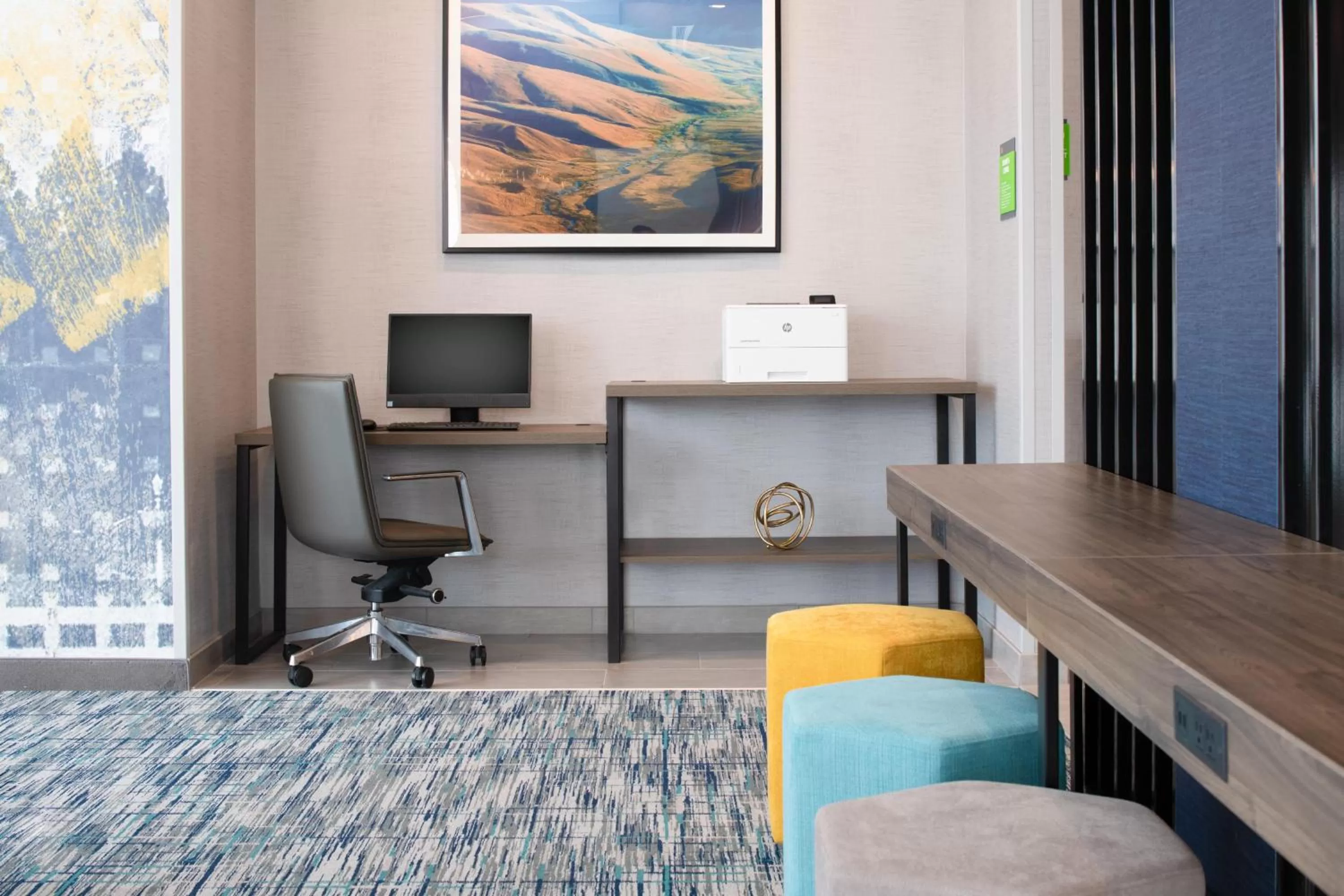 Business facilities in La Quinta Inn & Suites by Wyndham Spokane Downtown