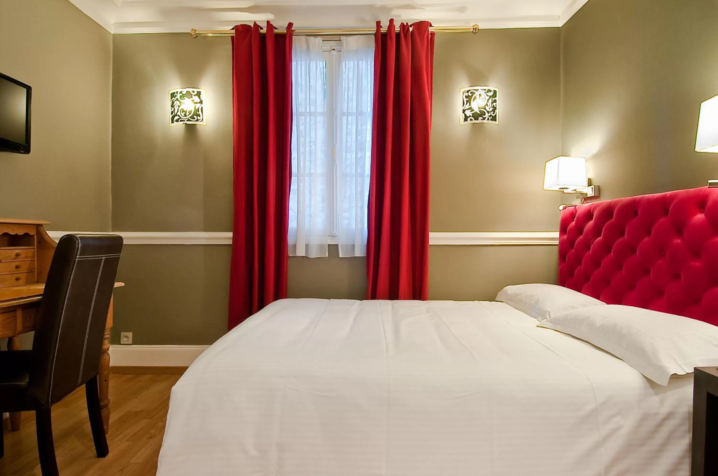 Photo of the whole room, Bed in Hotel Claude Bernard Saint-Germain