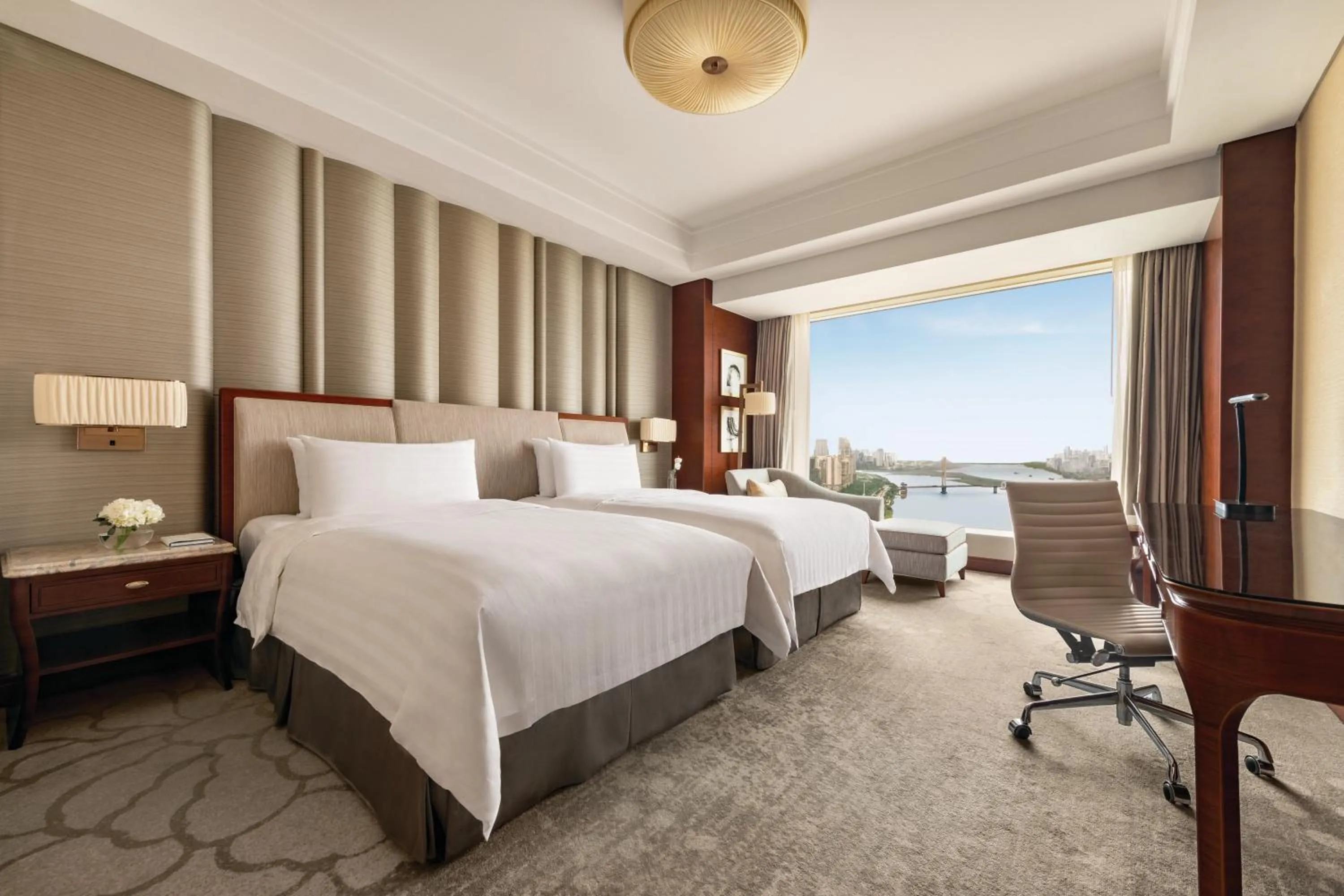 Bed in Shangri-La Nanchang丨All room offer river views Just one stop from the Pavilion of Prince Teng