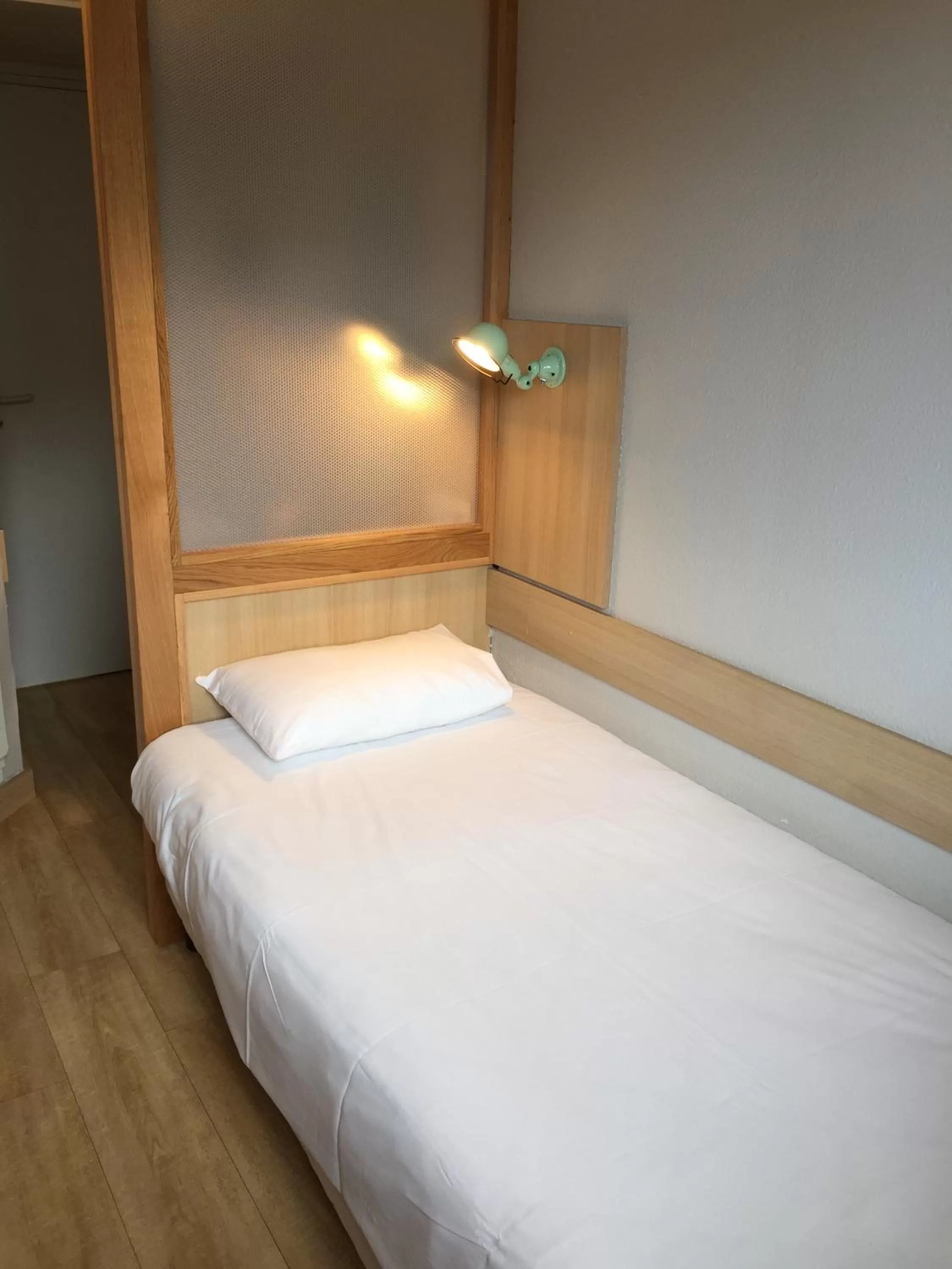 Shower, Bed in Hotel Reseda