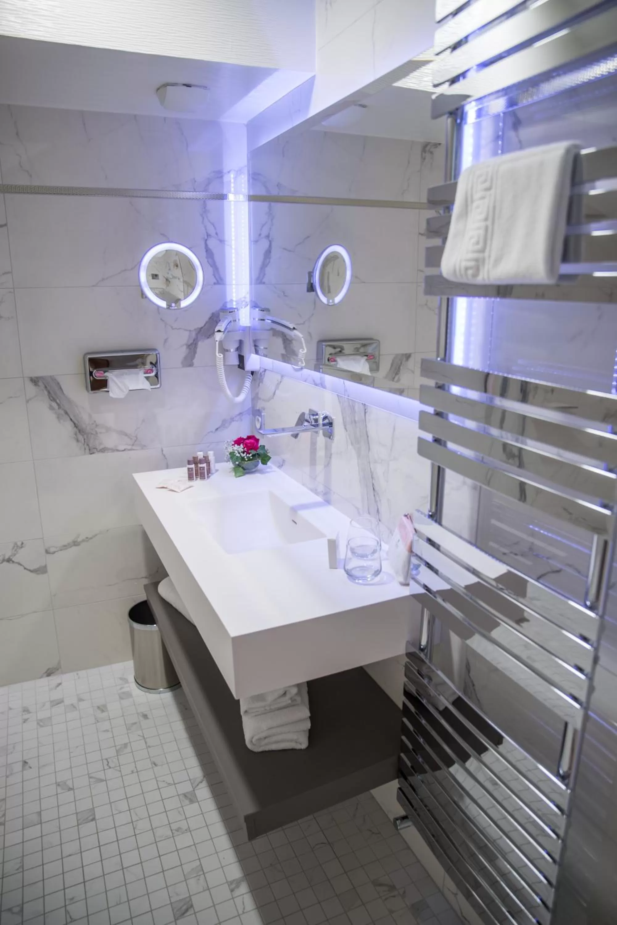 Shower in Best Western Beauséjour