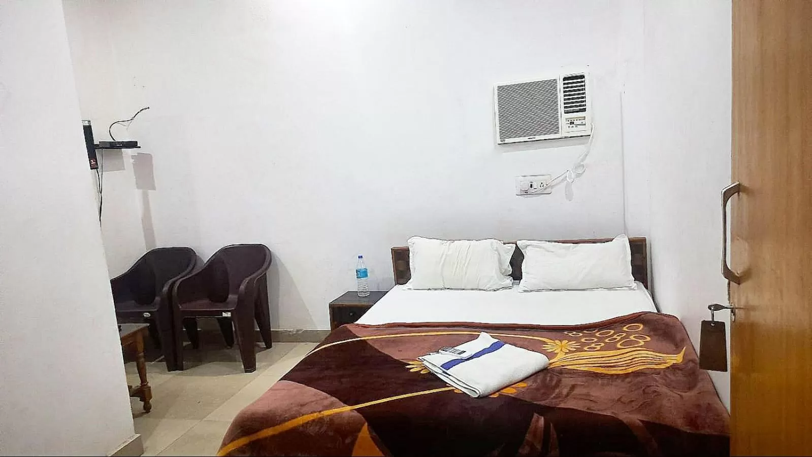 Bed in STAYMAKER Hotel Raj Ganga