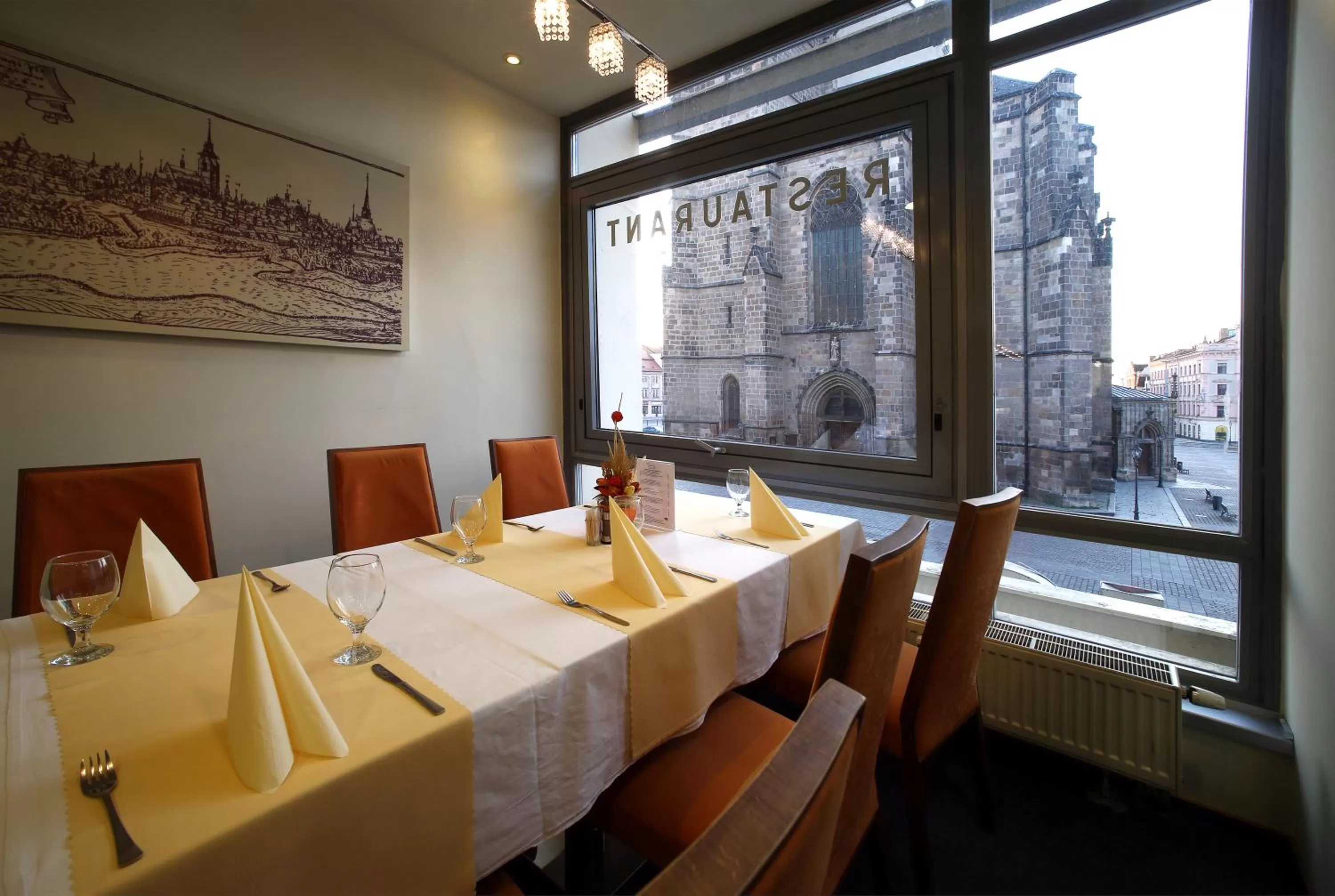 Restaurant/places to eat in Hotel Central