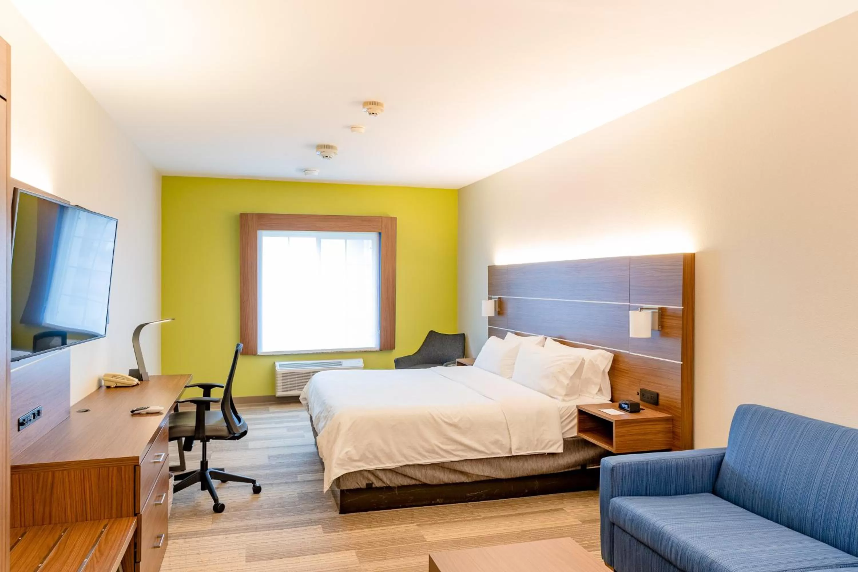 Photo of the whole room, Bed in Holiday Inn Express Hereford by IHG