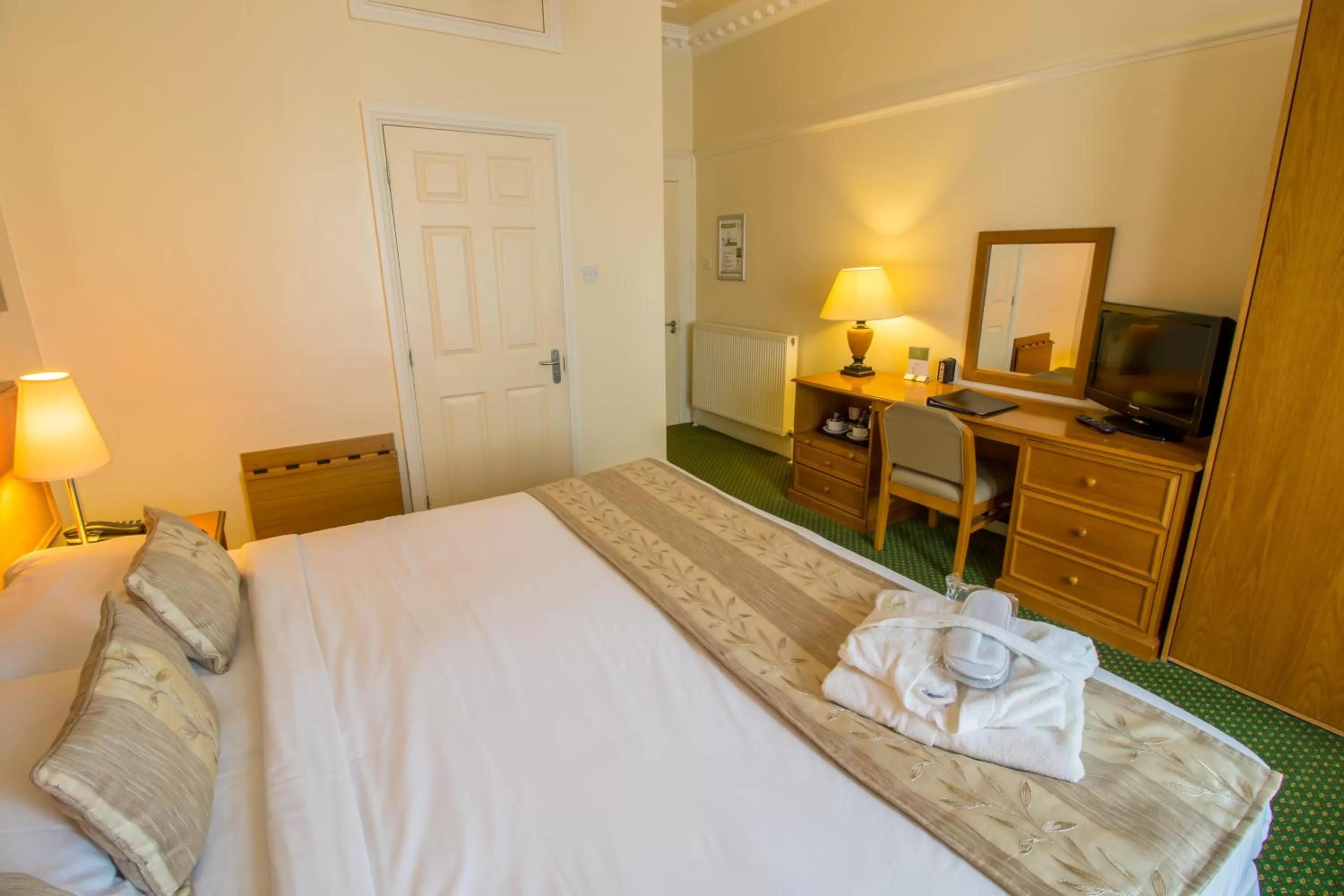 Shower, Bed in A Park View Hotel