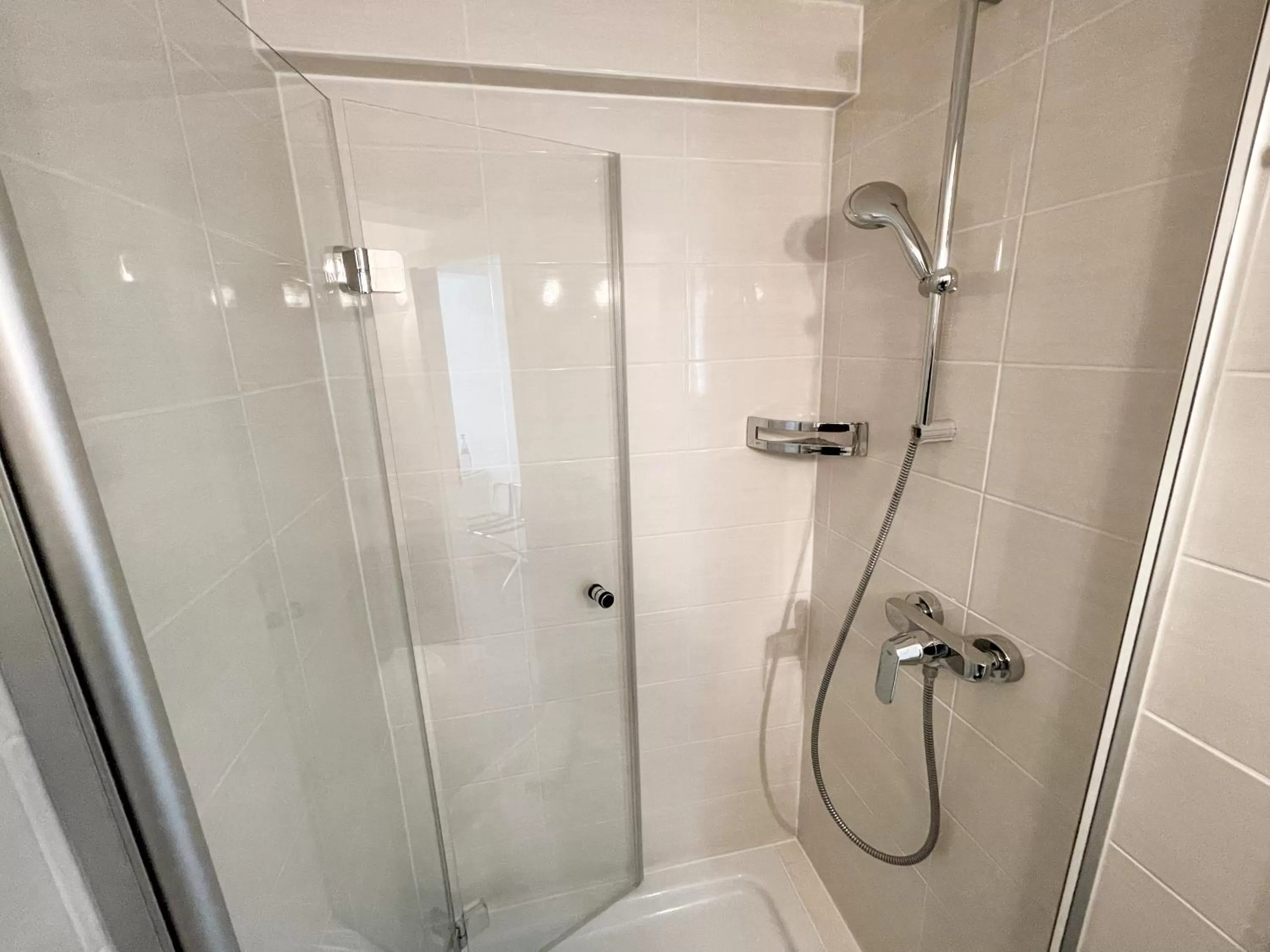 Shower in Hotel Schnehagen