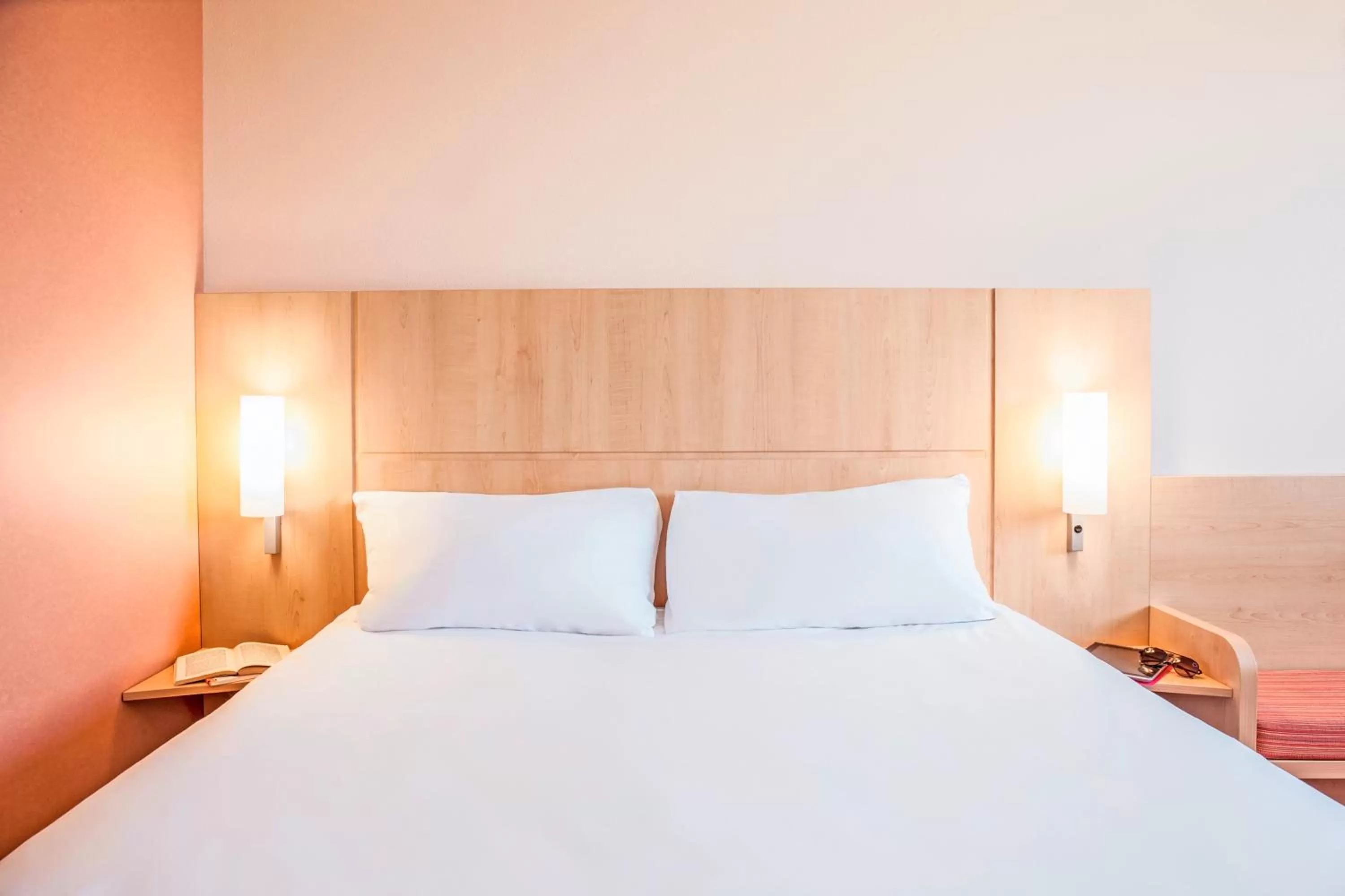 Bed in ibis London Elstree Borehamwood