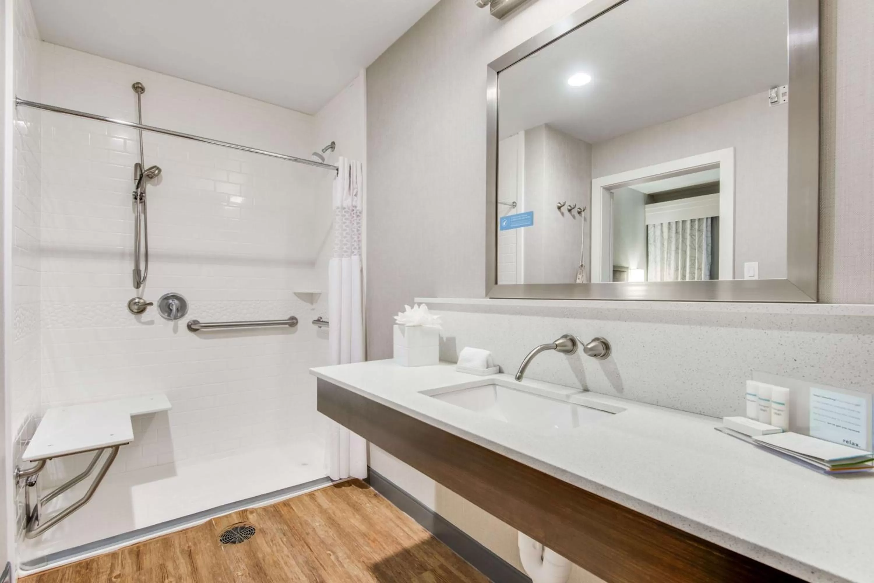 Bathroom in Hampton Inn & Suites Dallas/Ft. Worth Airport South