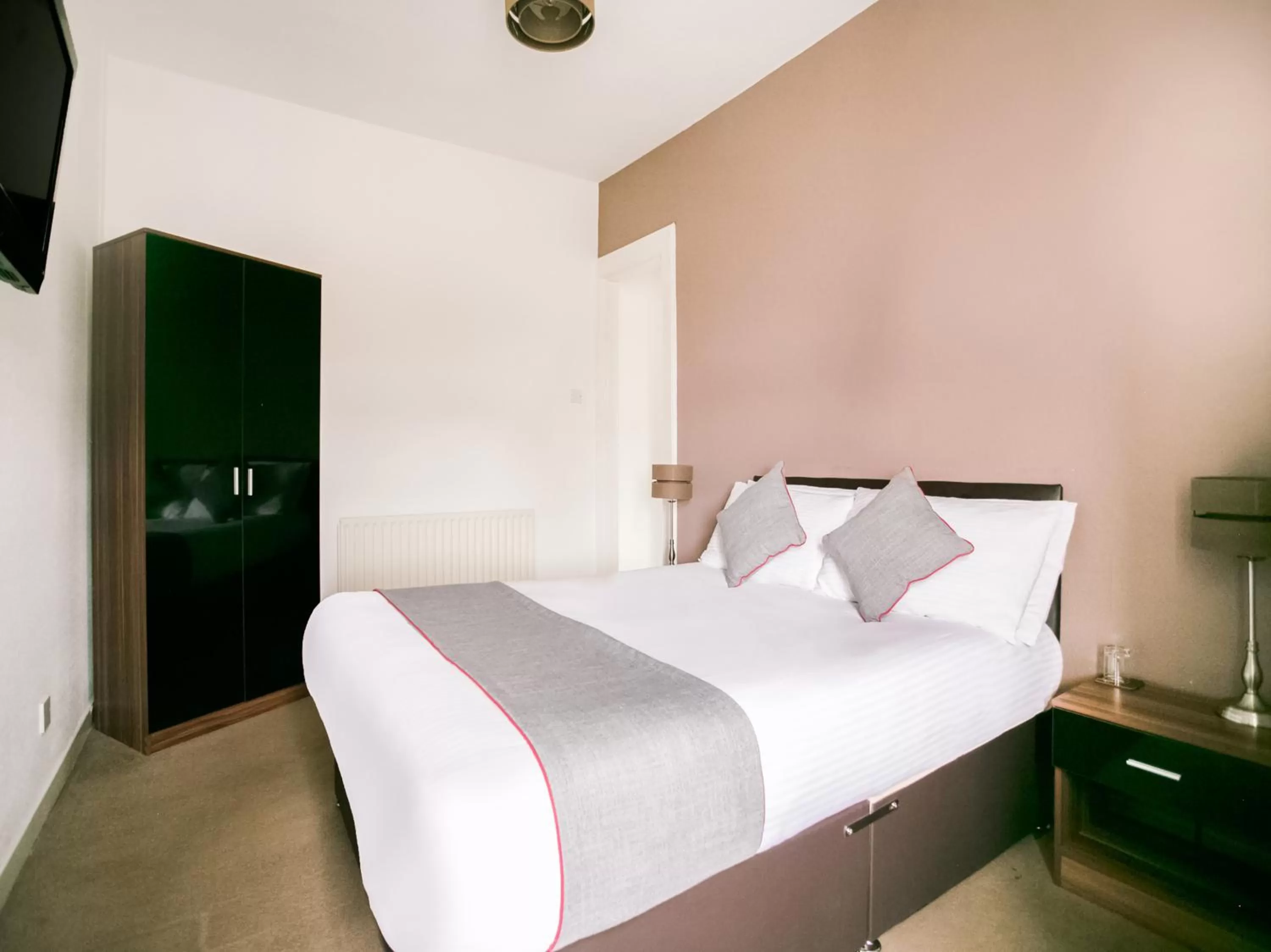 Bedroom, Bed in Corner Hotel