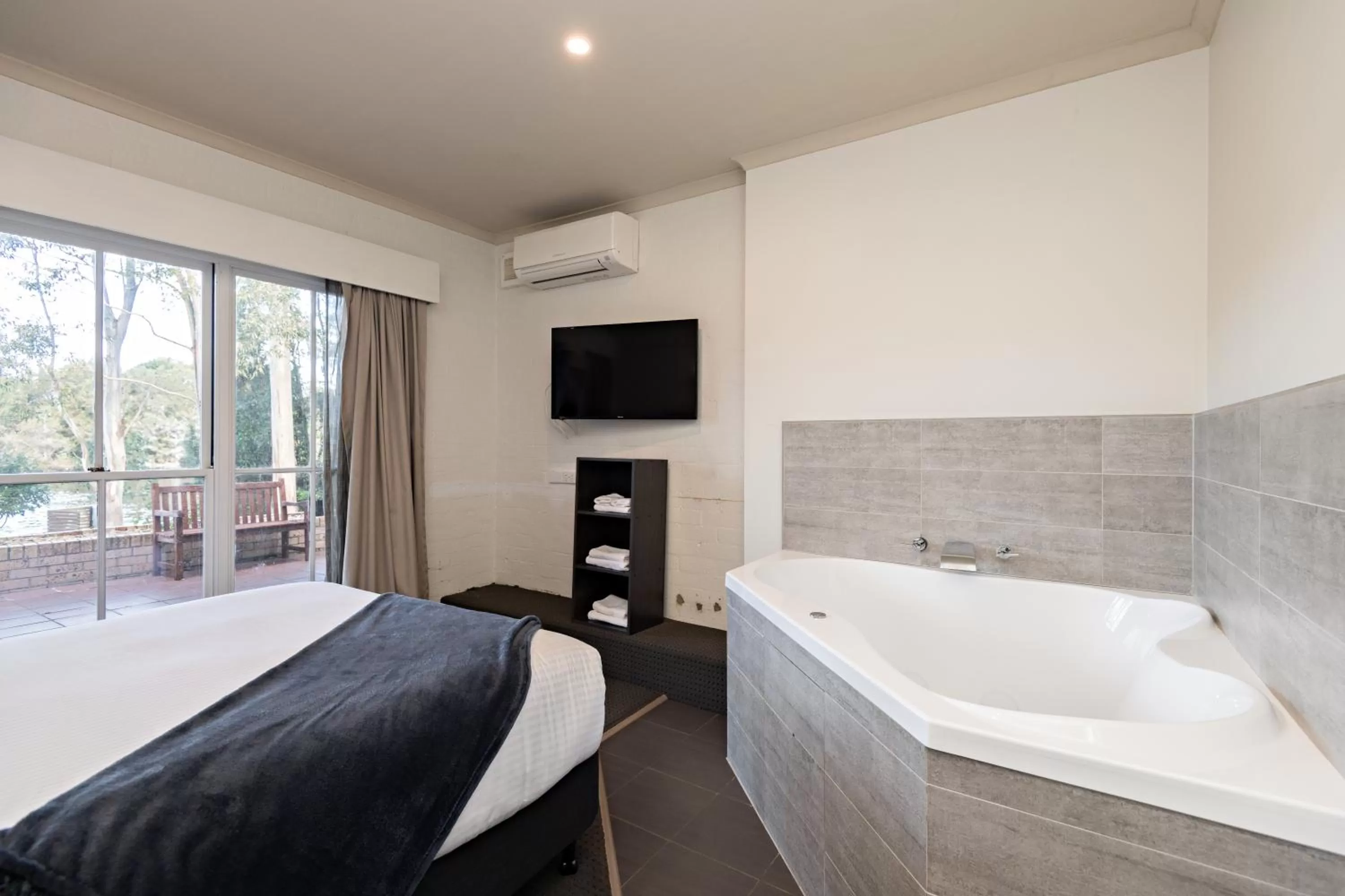 Hot Tub, Bed in Lincoln Downs Resort Batemans Bay