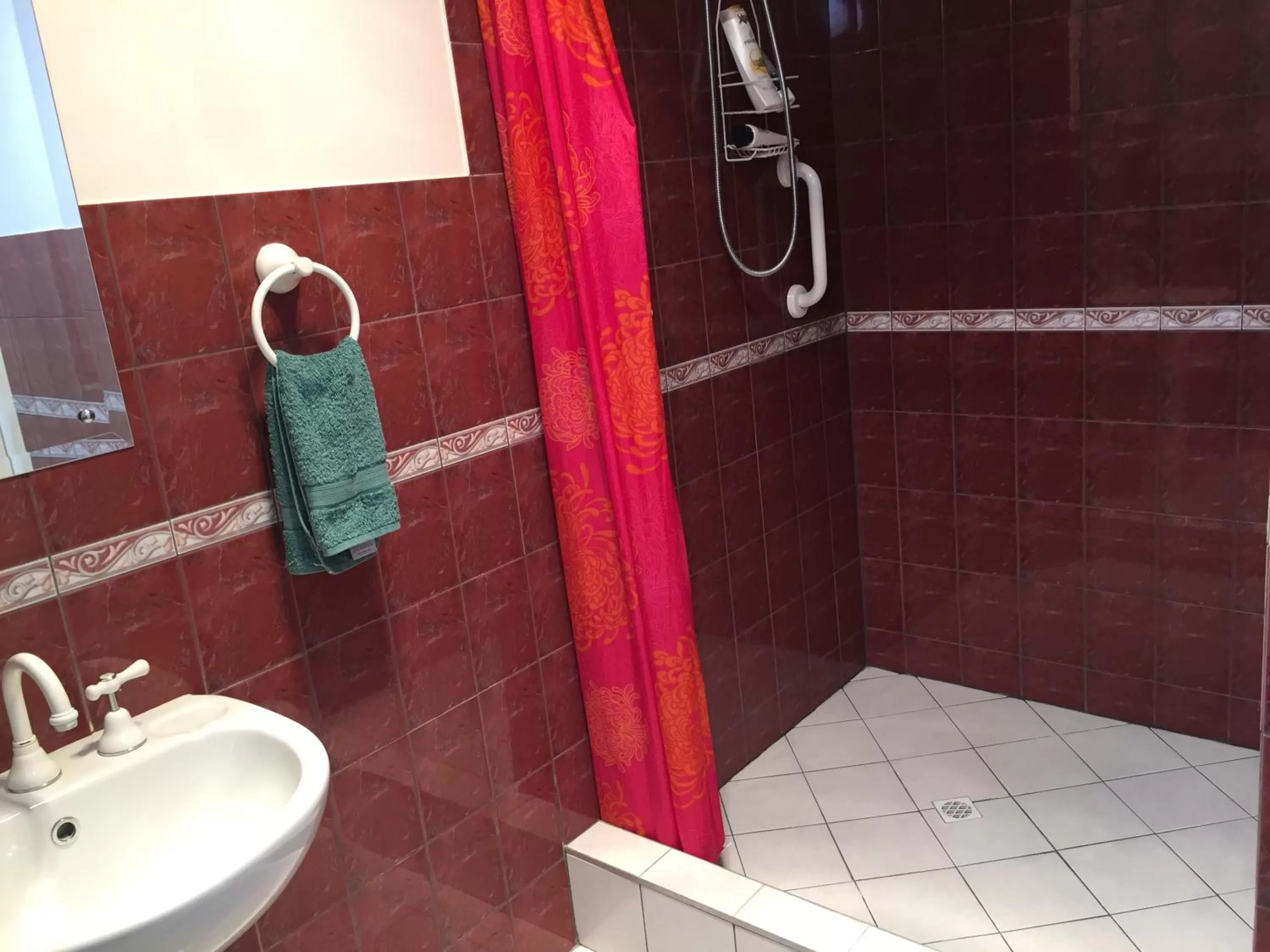 Shower, Bathroom in Aarn House B&B Airport Accommodation