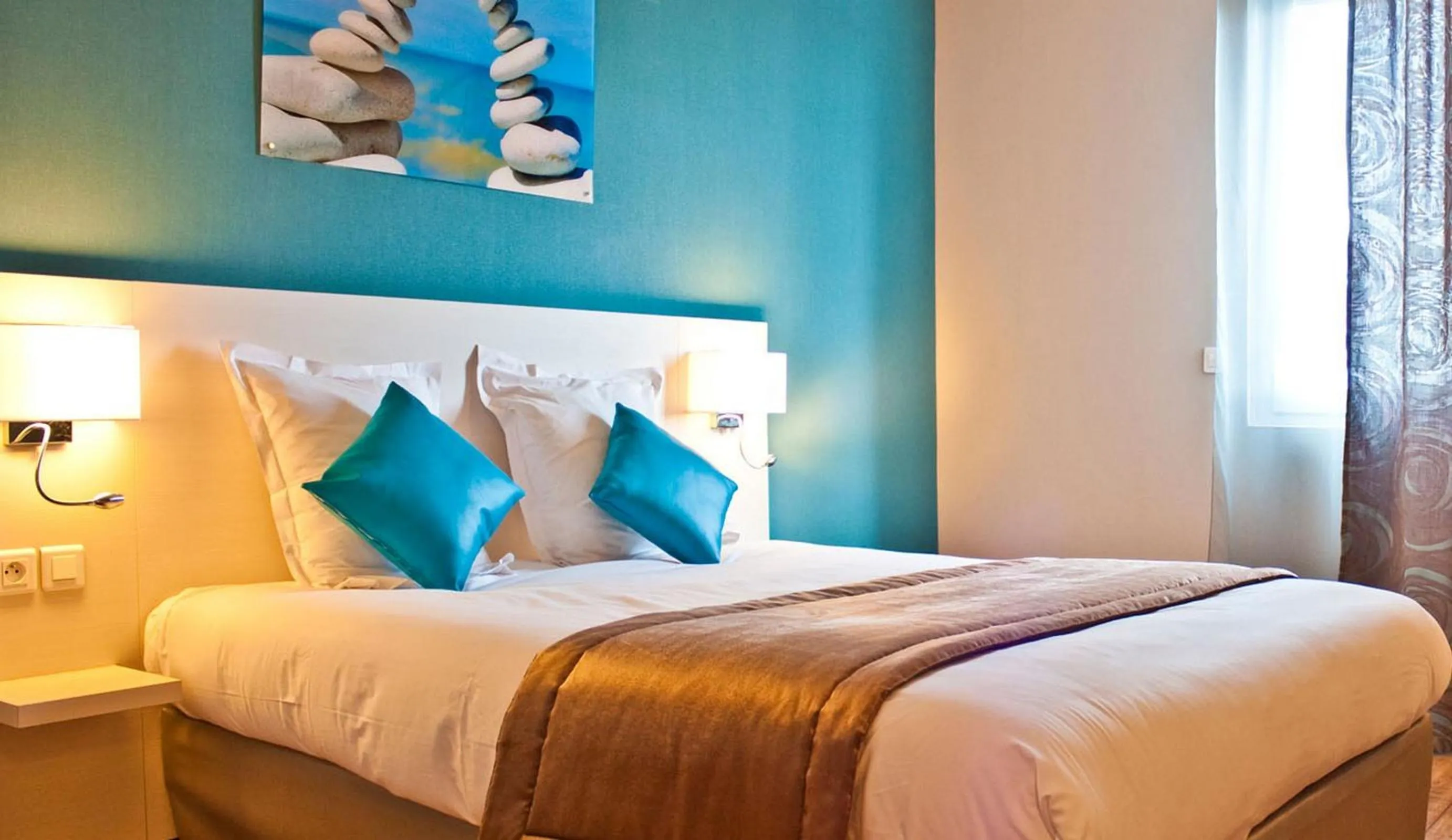 Photo of the whole room, Bed in The Originals City, Hôtel des Lys, Dreux